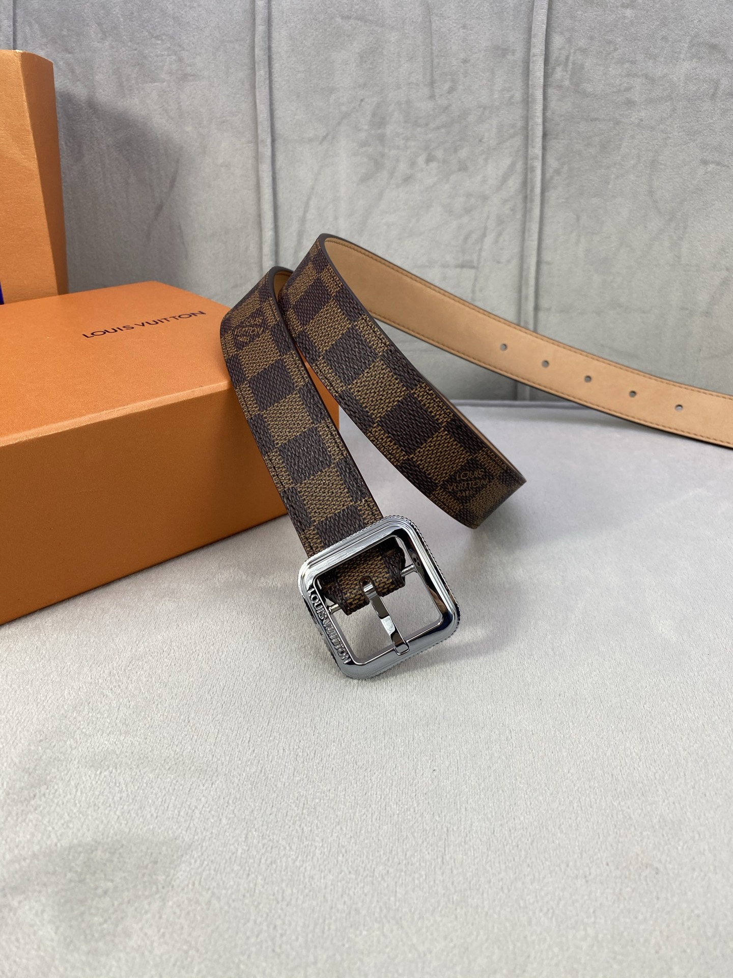  3.0寬LV Timeless 腰帶擁有纖細皮革帶，為考究針式搭扣Elements 標識。尖形末端廓形