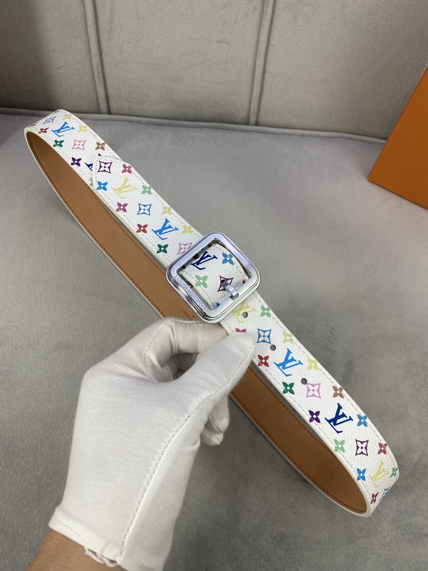  3.0寬LV Timeless 腰帶擁有纖細皮革帶，為考究針式搭扣Elements 標識。尖形末端廓形