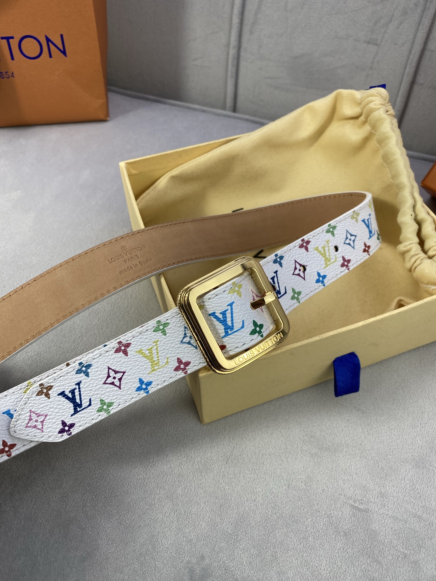  3.0寬LV Timeless 腰帶擁有纖細皮革帶，為考究針式搭扣Elements 標識。尖形末端廓形