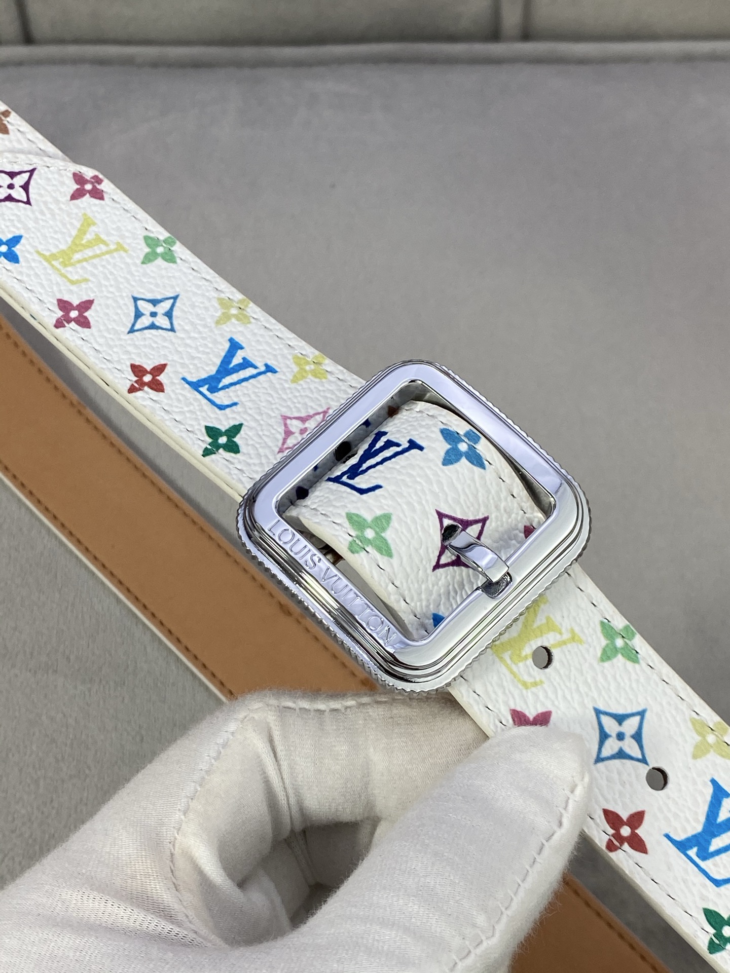  3.0寬LV Timeless 腰帶擁有纖細皮革帶，為考究針式搭扣Elements 標識。尖形末端廓形