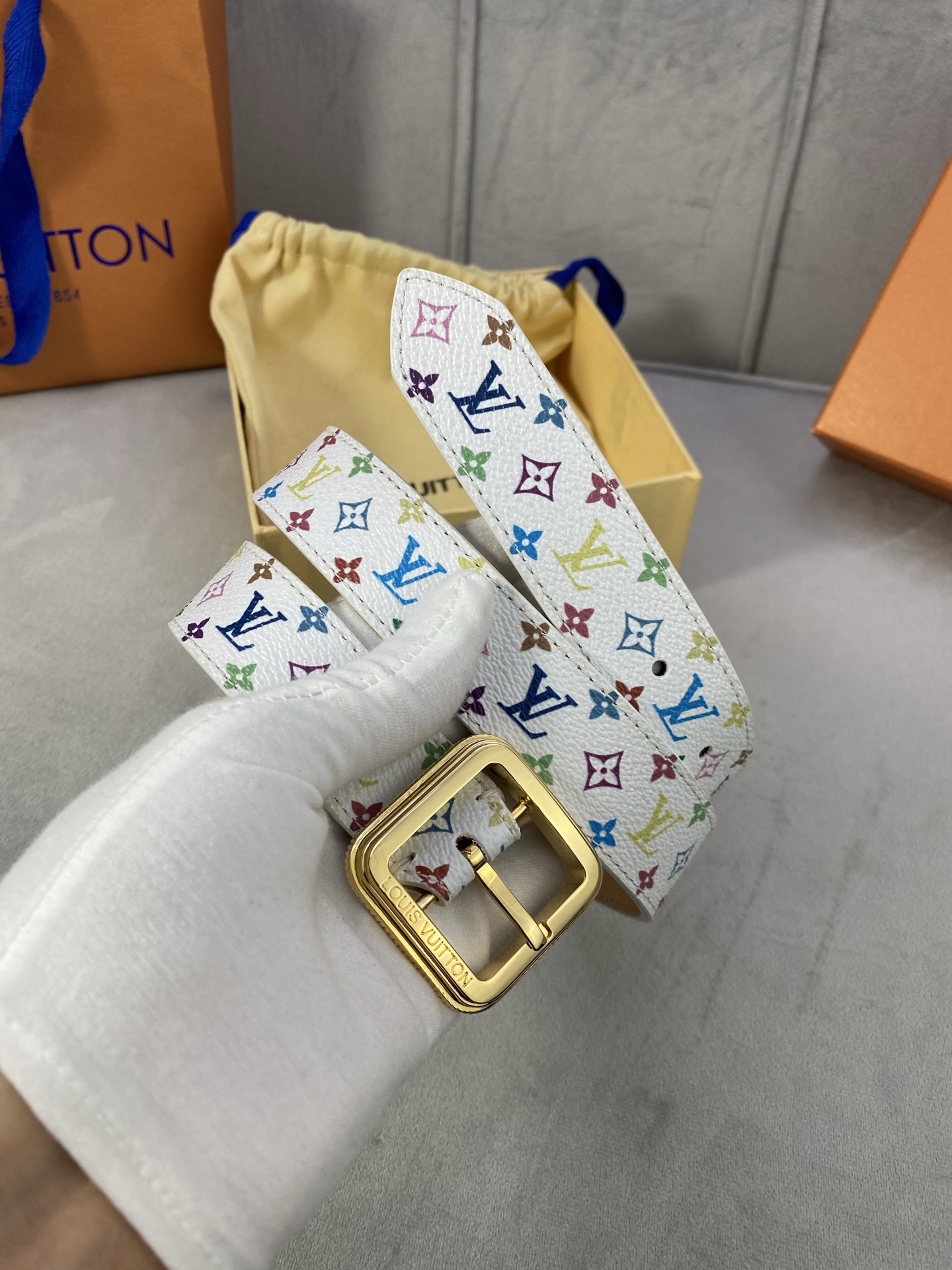  3.0寬LV Timeless 腰帶擁有纖細皮革帶，為考究針式搭扣Elements 標識。尖形末端廓形
