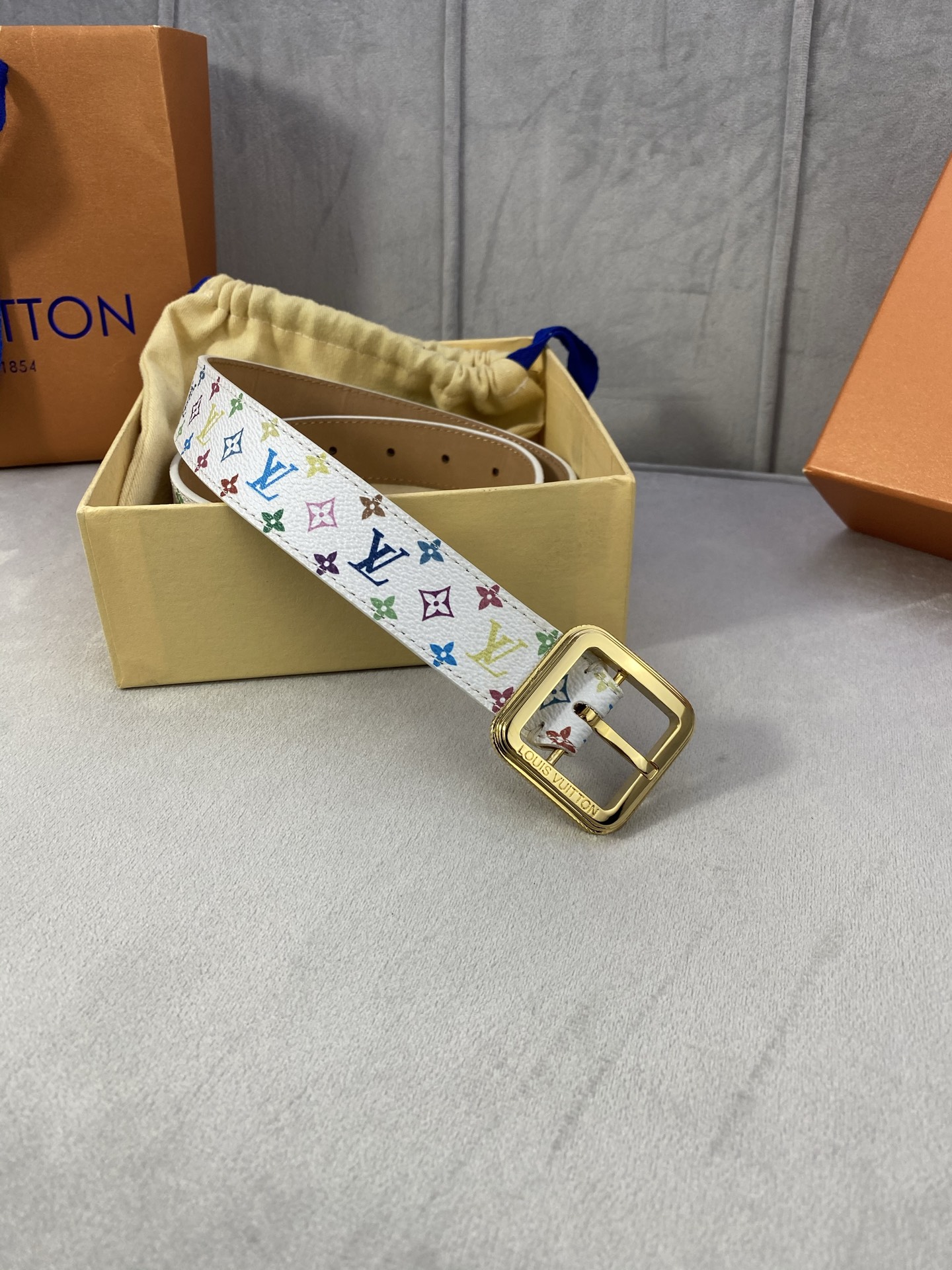  3.0寬LV Timeless 腰帶擁有纖細皮革帶，為考究針式搭扣Elements 標識。尖形末端廓形