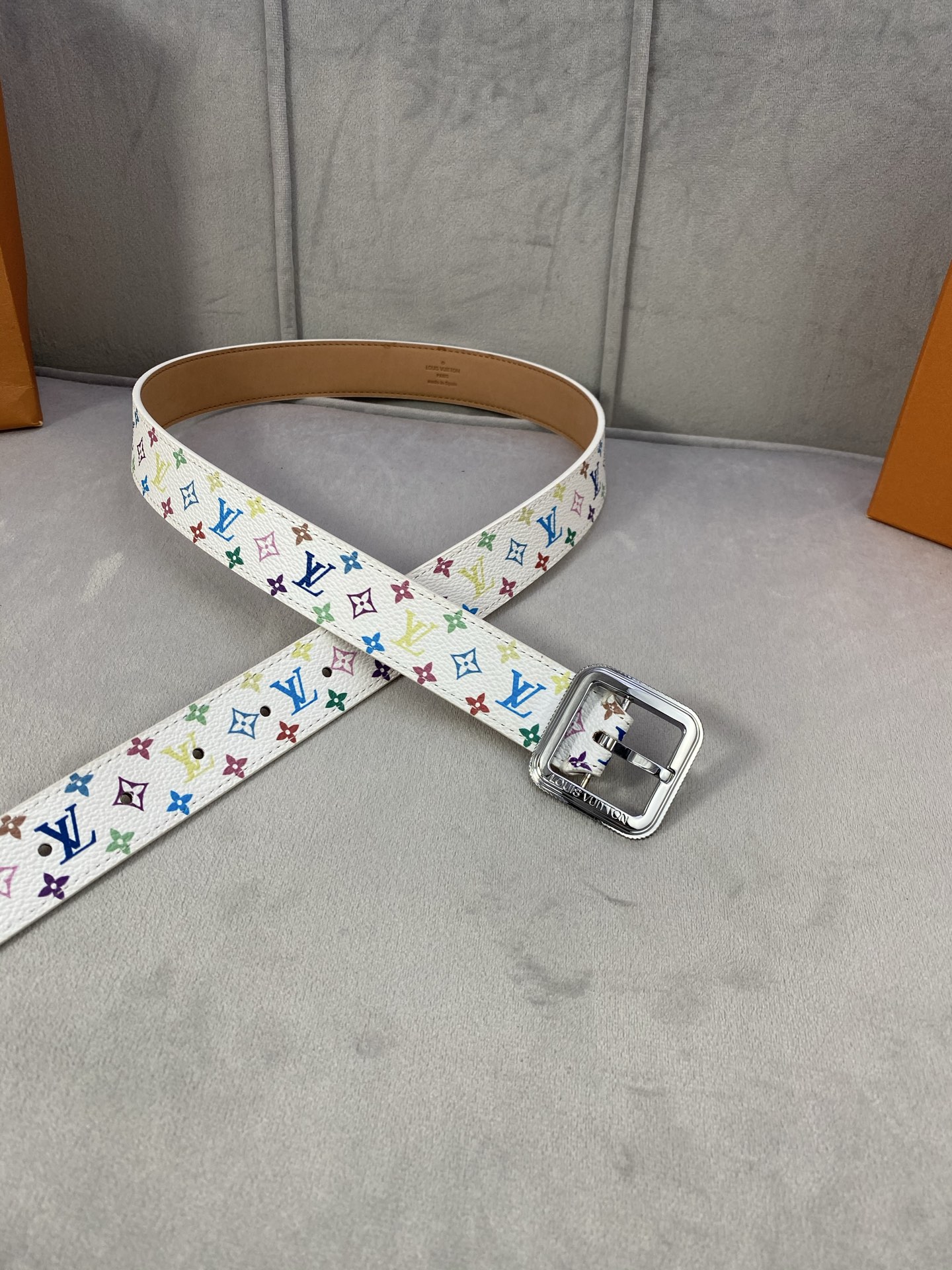  3.0寬LV Timeless 腰帶擁有纖細皮革帶，為考究針式搭扣Elements 標識。尖形末端廓形