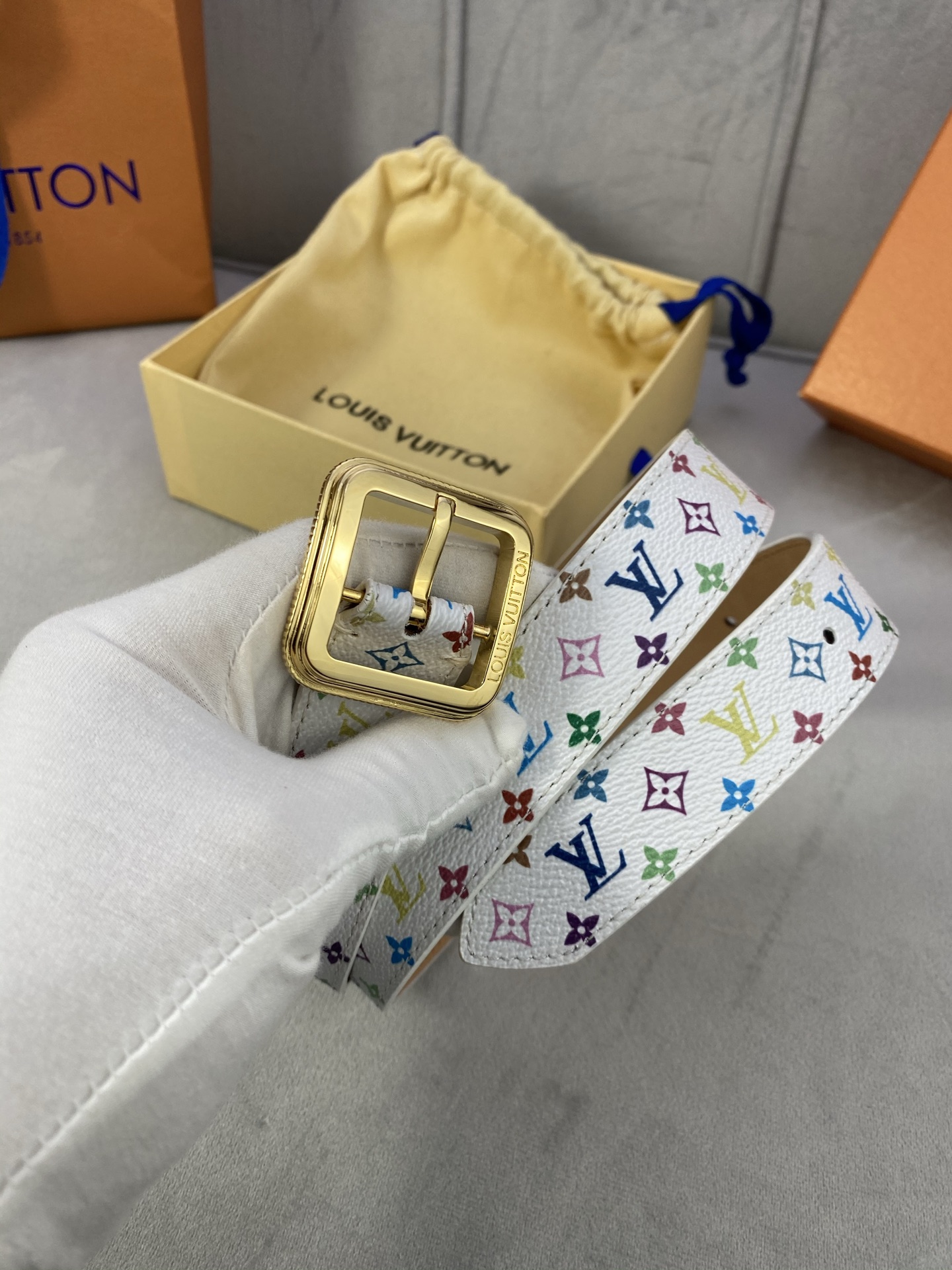  3.0寬LV Timeless 腰帶擁有纖細皮革帶，為考究針式搭扣Elements 標識。尖形末端廓形