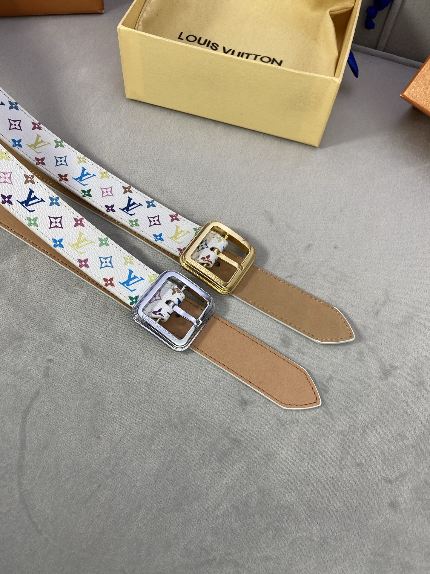  3.0寬LV Timeless 腰帶擁有纖細皮革帶，為考究針式搭扣Elements 標識。尖形末端廓形