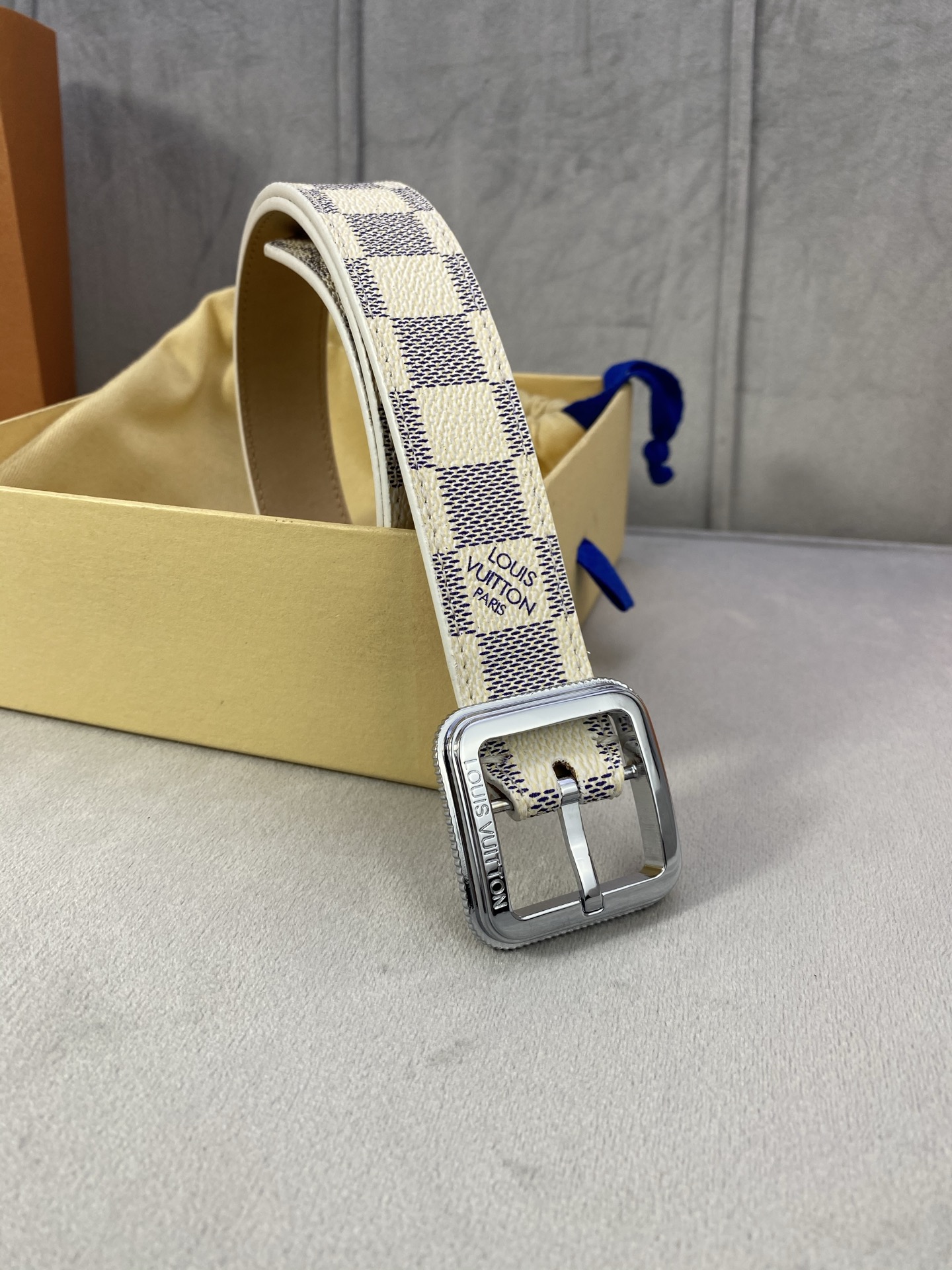  3.0寬LV Timeless 腰帶擁有纖細皮革帶，為考究針式搭扣Elements 標識。尖形末端廓形