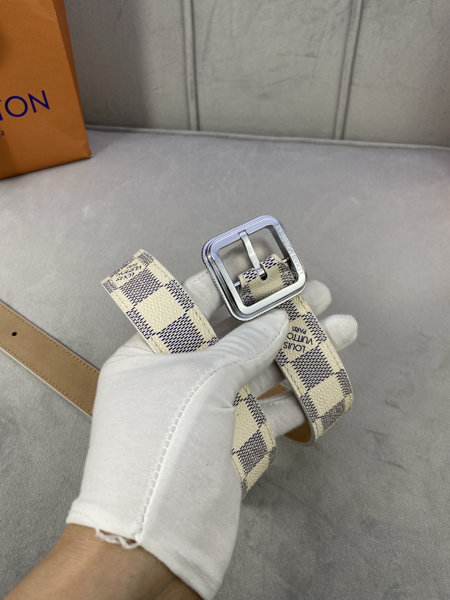  3.0寬LV Timeless 腰帶擁有纖細皮革帶，為考究針式搭扣Elements 標識。尖形末端廓形