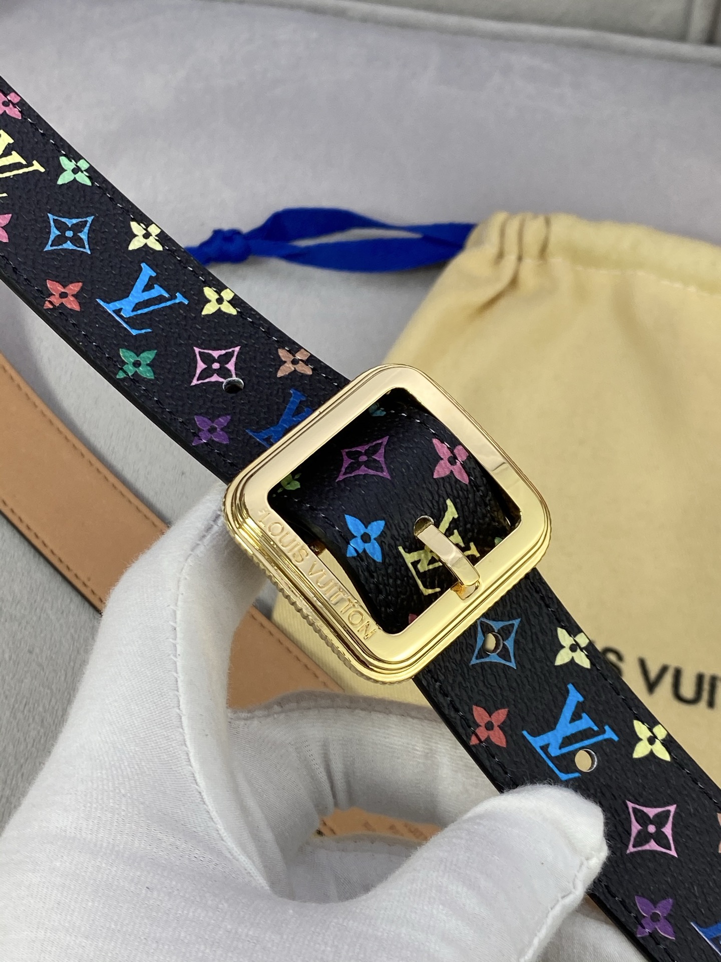  3.0寬LV Timeless 腰帶擁有纖細皮革帶，為考究針式搭扣Elements 標識。尖形末端廓形