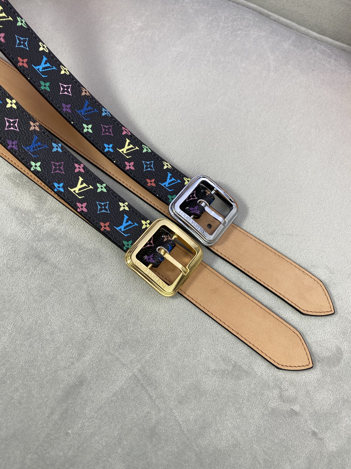  3.0寬LV Timeless 腰帶擁有纖細皮革帶，為考究針式搭扣Elements 標識。尖形末端廓形