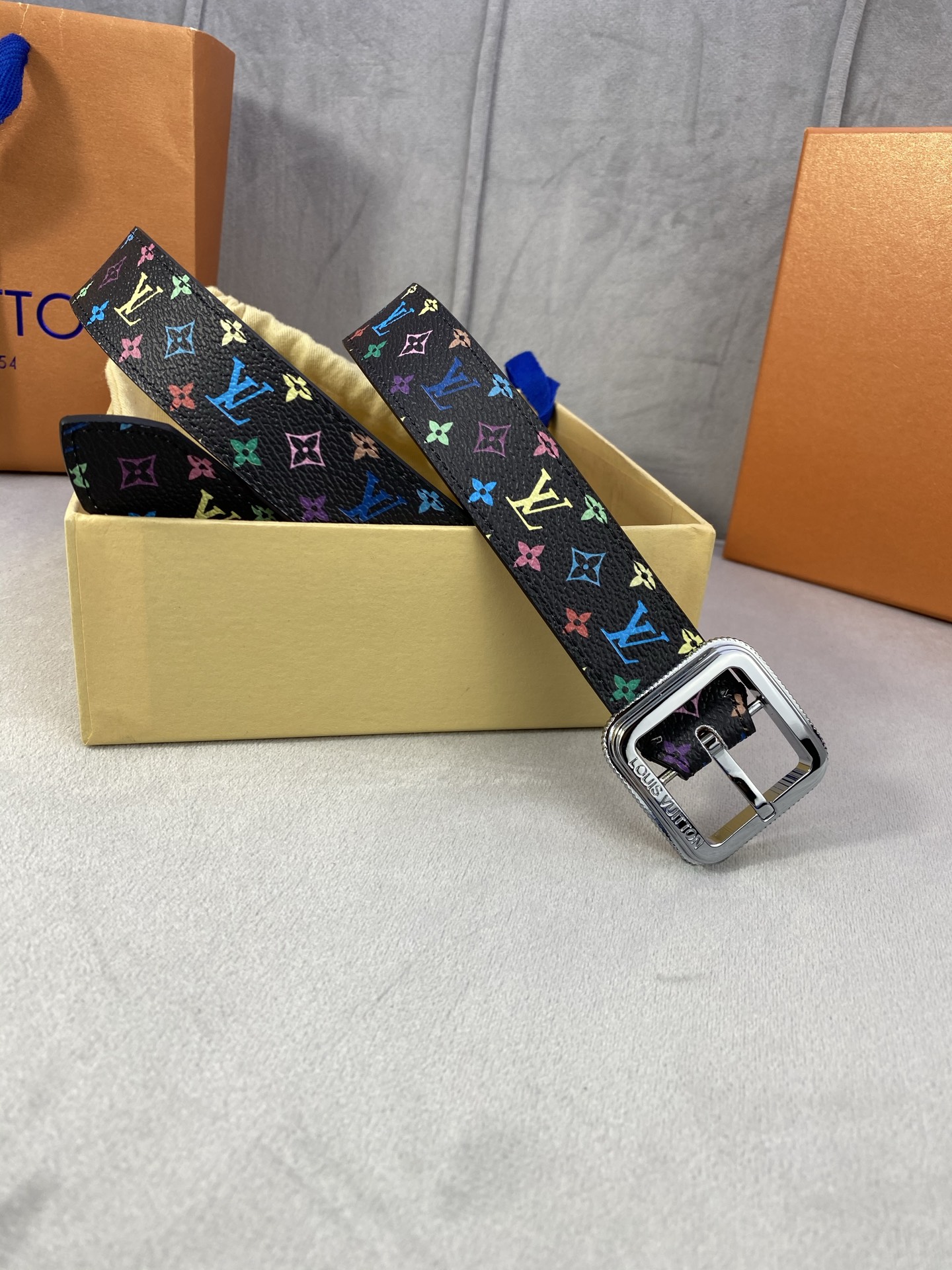  3.0寬LV Timeless 腰帶擁有纖細皮革帶，為考究針式搭扣Elements 標識。尖形末端廓形
