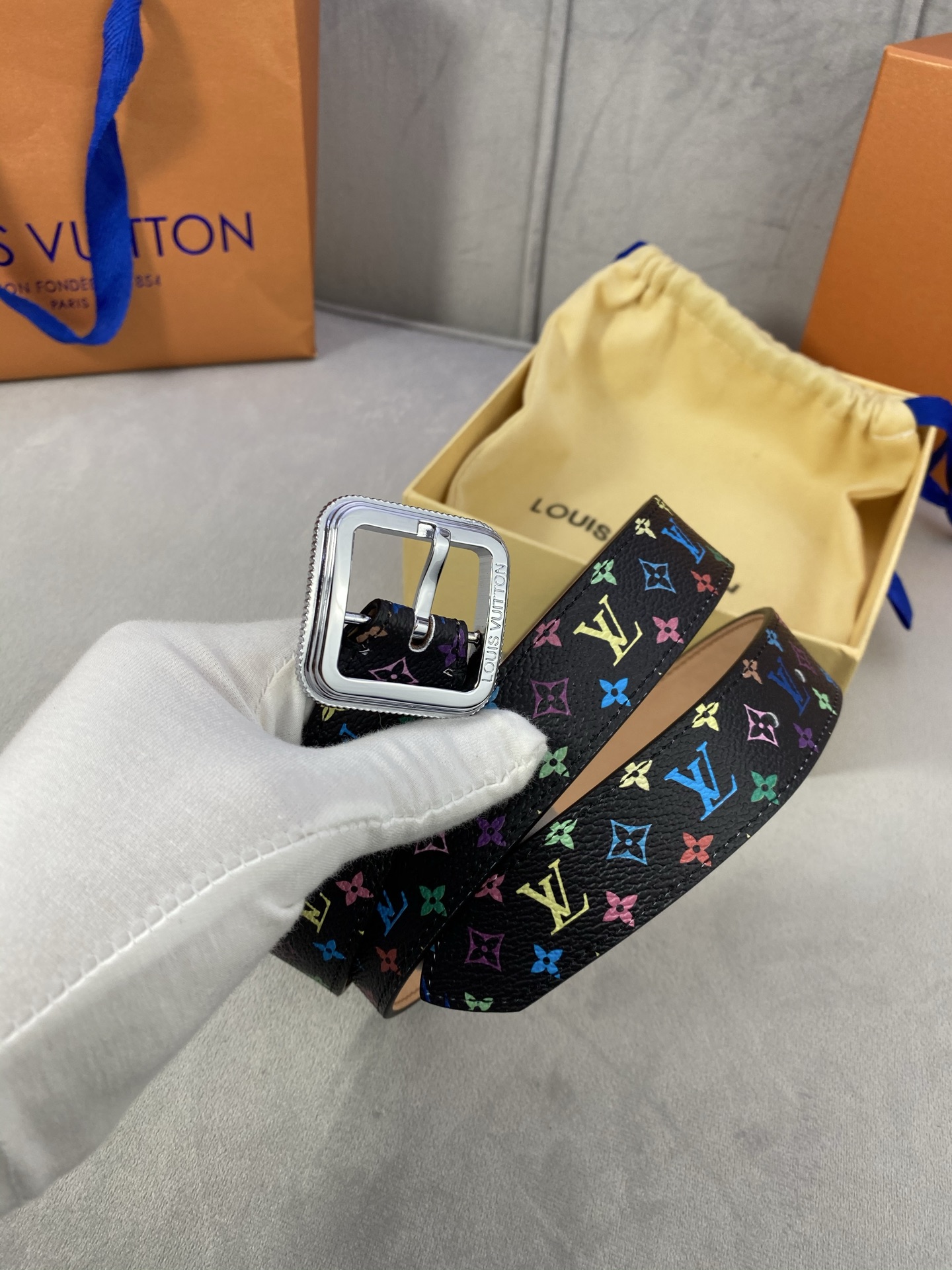  3.0寬LV Timeless 腰帶擁有纖細皮革帶，為考究針式搭扣Elements 標識。尖形末端廓形