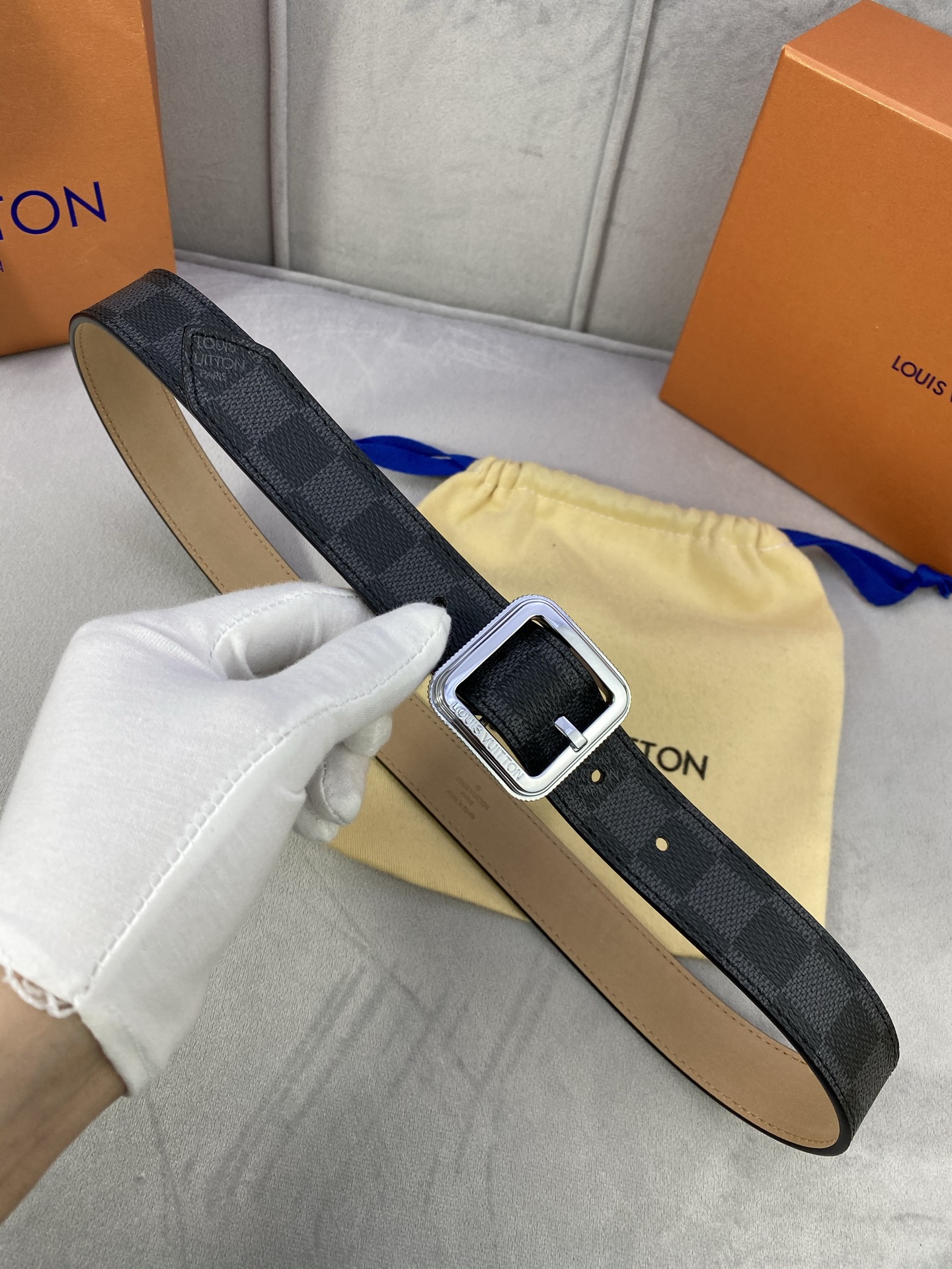  3.0寬LV Timeless 腰帶擁有纖細皮革帶，為考究針式搭扣Elements 標識。尖形末端廓形