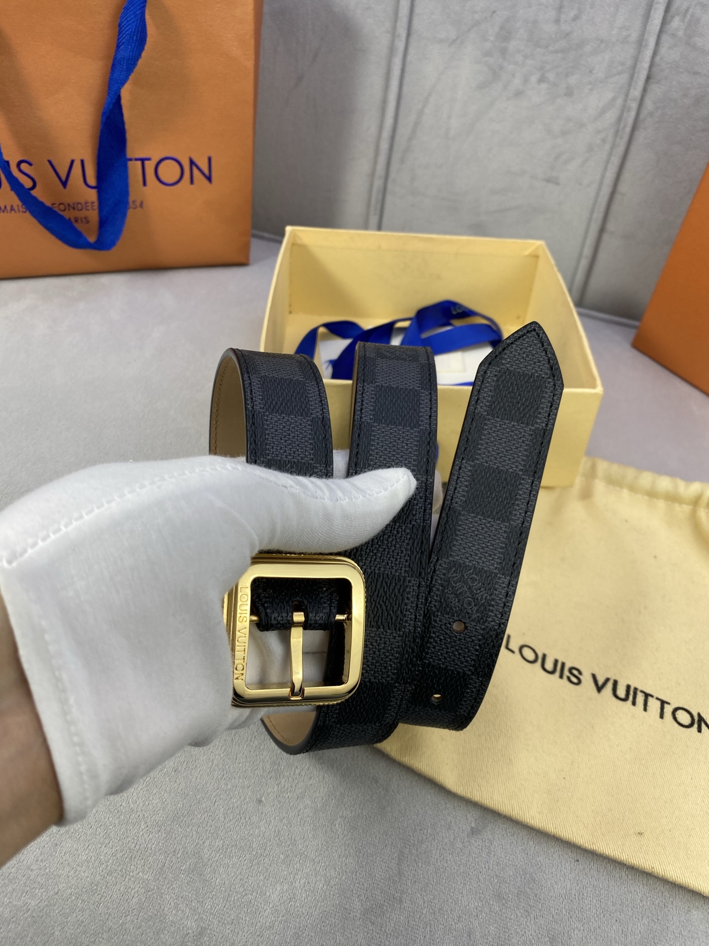  3.0寬LV Timeless 腰帶擁有纖細皮革帶，為考究針式搭扣Elements 標識。尖形末端廓形