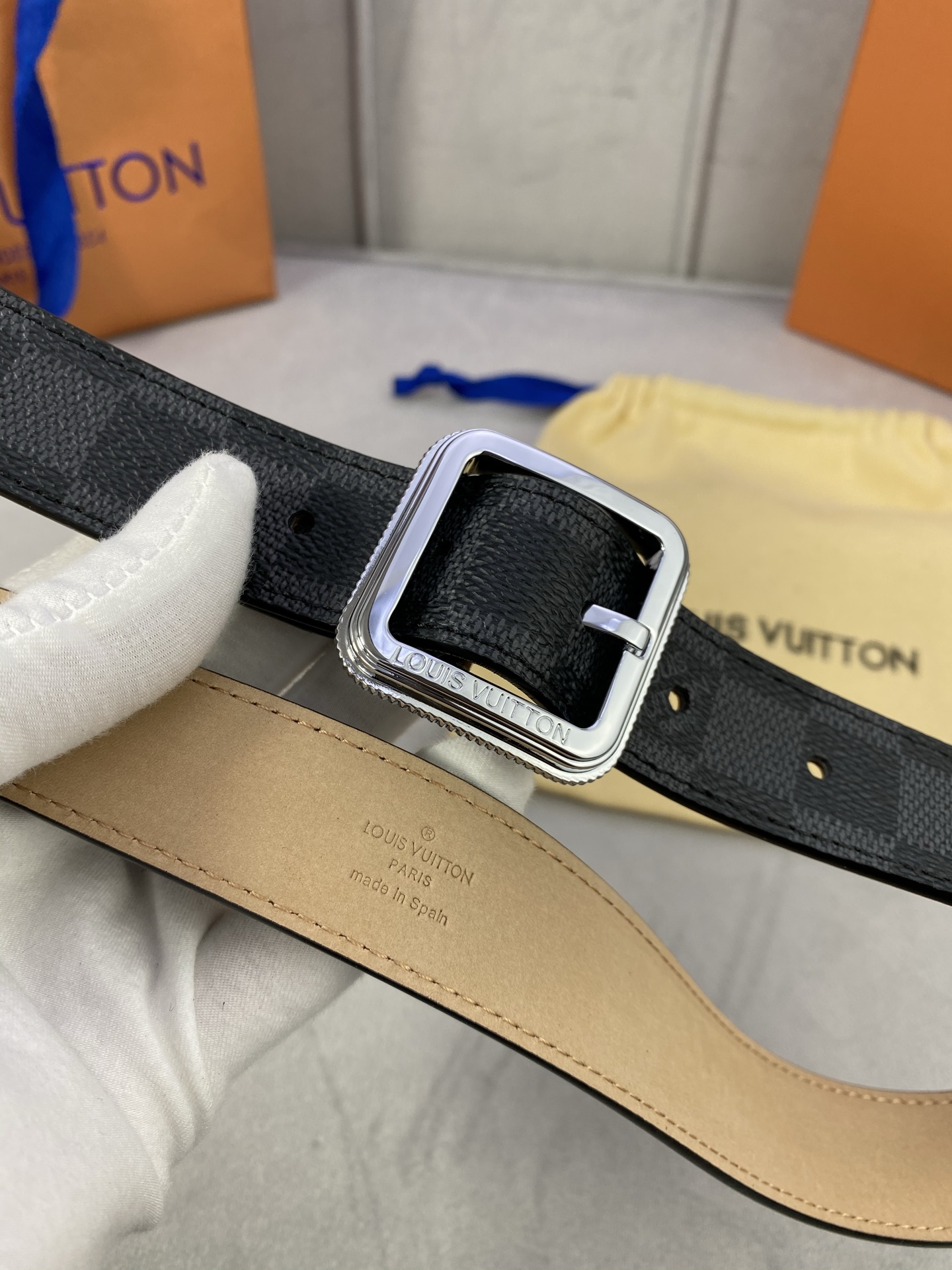  3.0寬LV Timeless 腰帶擁有纖細皮革帶，為考究針式搭扣Elements 標識。尖形末端廓形