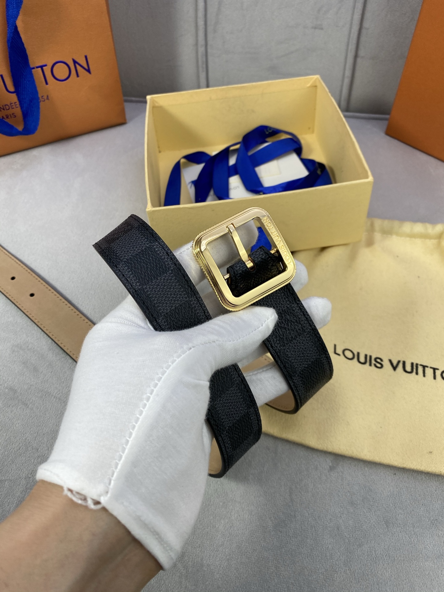  3.0寬LV Timeless 腰帶擁有纖細皮革帶，為考究針式搭扣Elements 標識。尖形末端廓形