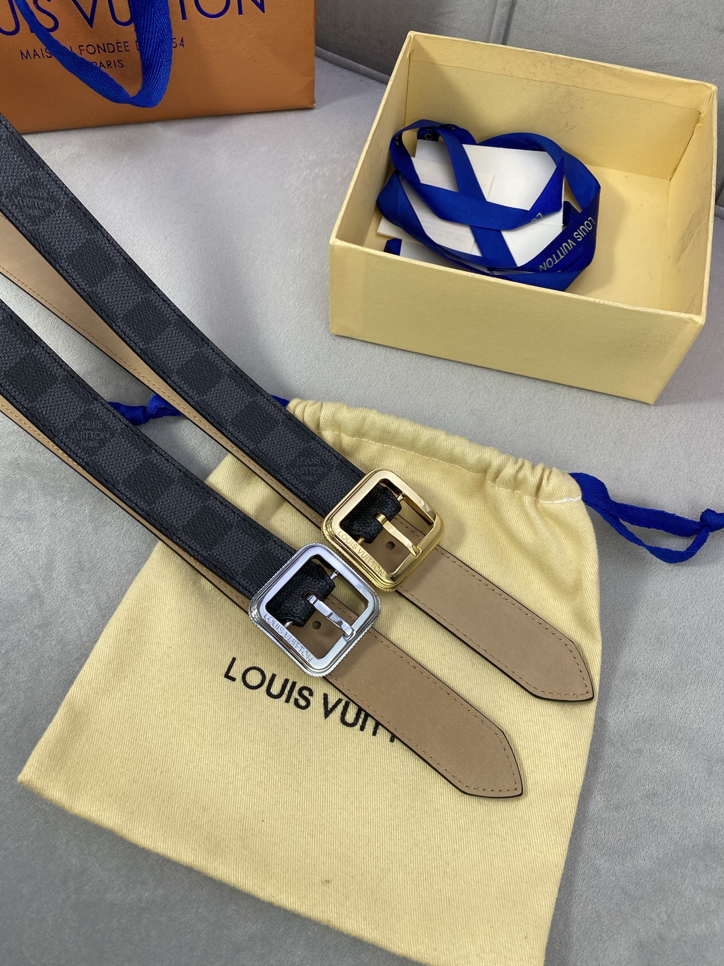  3.0寬LV Timeless 腰帶擁有纖細皮革帶，為考究針式搭扣Elements 標識。尖形末端廓形