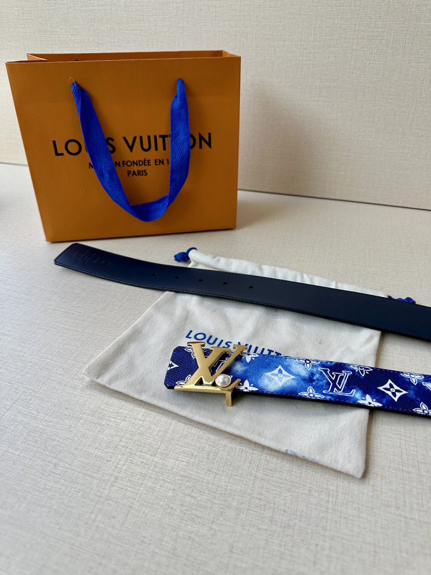 LV Initials MNG Bandana 双面腰带瞩目焕新经典设计，一面展现 2024秋冬系列的 Monogram Bandana 帆布，另一面采用素净牛皮革，搭配莹泽 LV 字母搭扣 P160