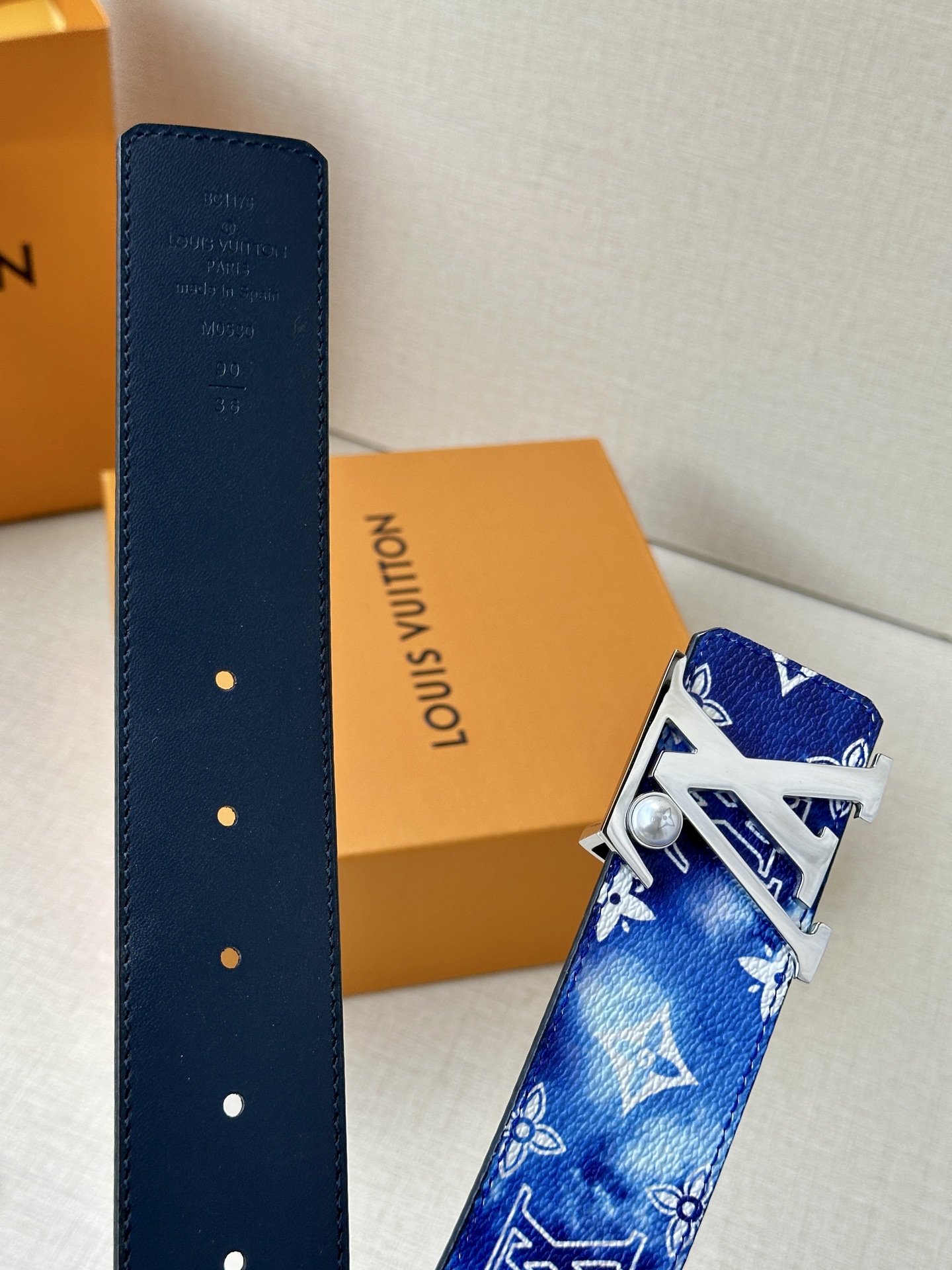 LV Initials MNG Bandana 双面腰带瞩目焕新经典设计，一面展现 2024秋冬系列的 Monogram Bandana 帆布，另一面采用素净牛皮革，搭配莹泽 LV 字母搭扣 P160