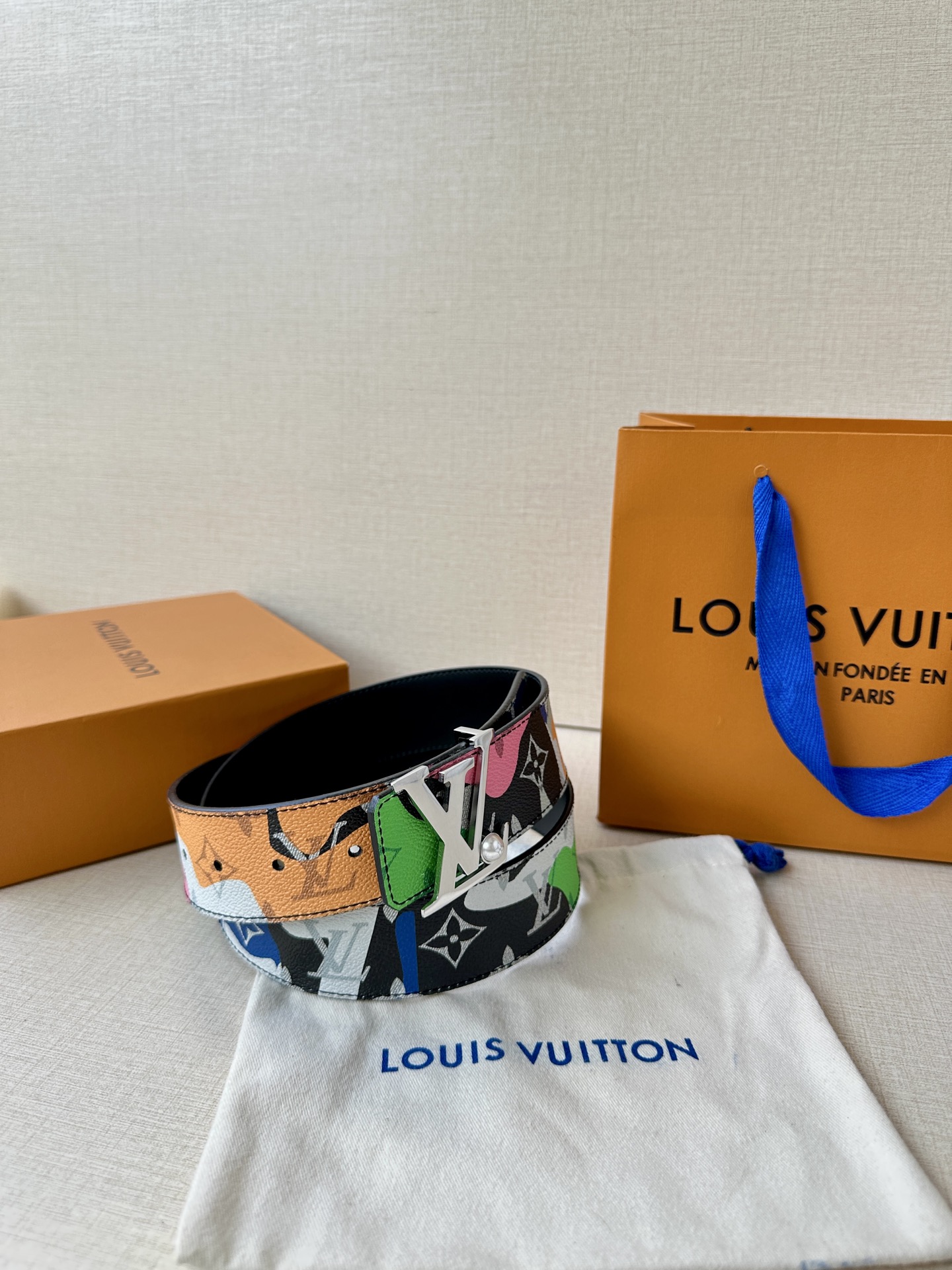 LV Initials MNG Bandana 双面腰带瞩目焕新经典设计，一面展现 2024秋冬系列的 Monogram Bandana 帆布，另一面采用素净牛皮革，搭配莹泽 LV 字母搭扣 P160