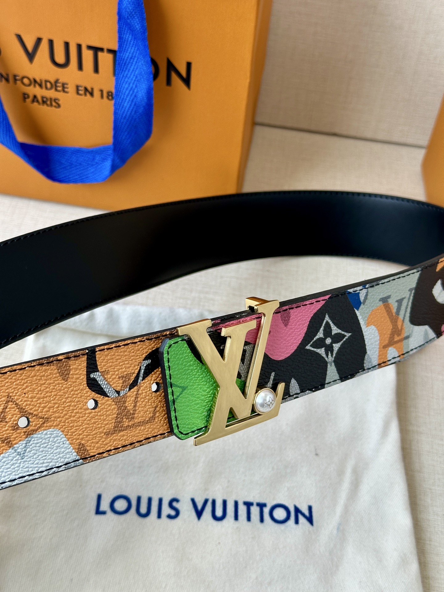 LV Initials MNG Bandana 双面腰带瞩目焕新经典设计，一面展现 2024秋冬系列的 Monogram Bandana 帆布，另一面采用素净牛皮革，搭配莹泽 LV 字母搭扣 P160