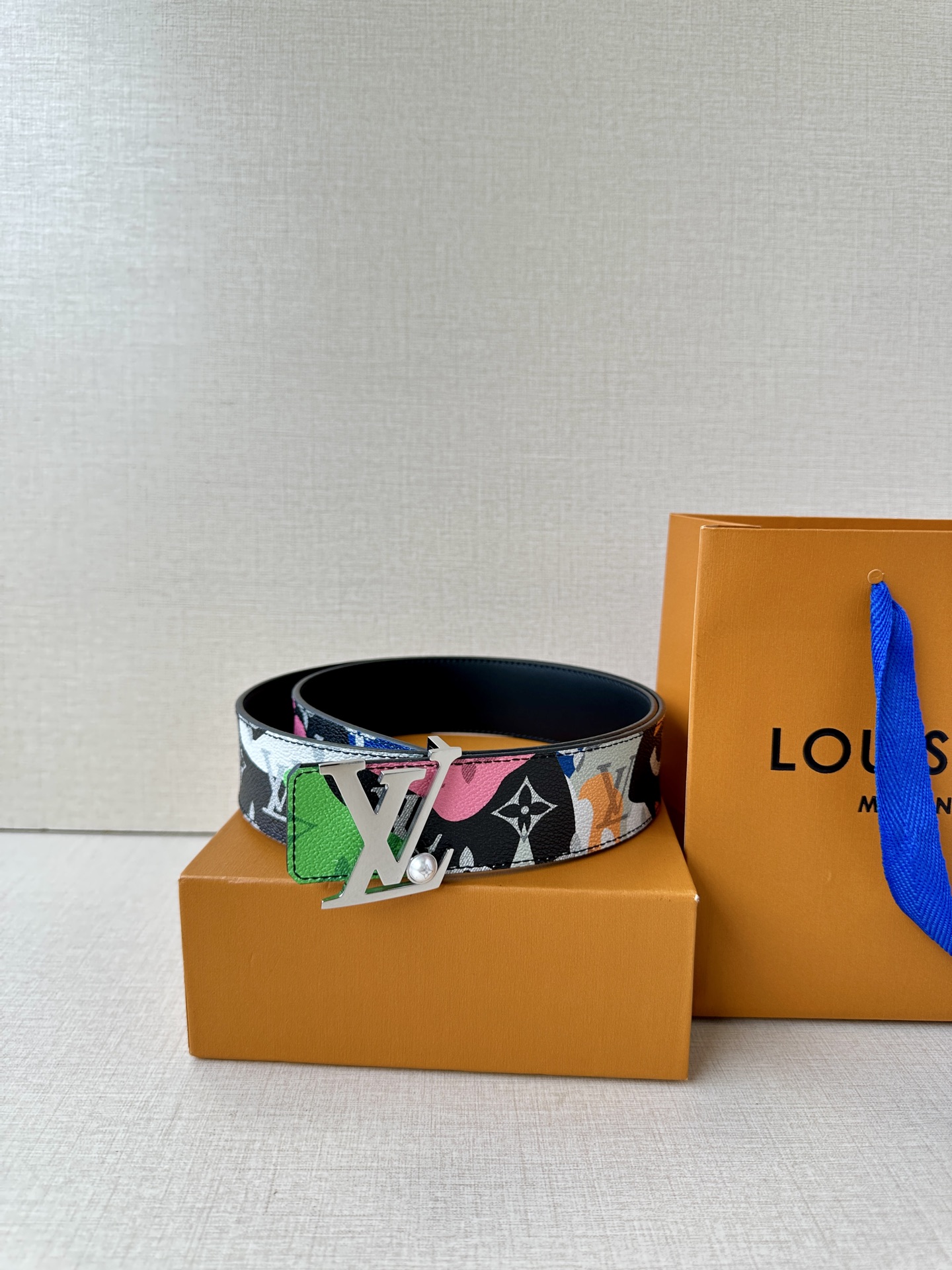 LV Initials MNG Bandana 双面腰带瞩目焕新经典设计，一面展现 2024秋冬系列的 Monogram Bandana 帆布，另一面采用素净牛皮革，搭配莹泽 LV 字母搭扣 P160