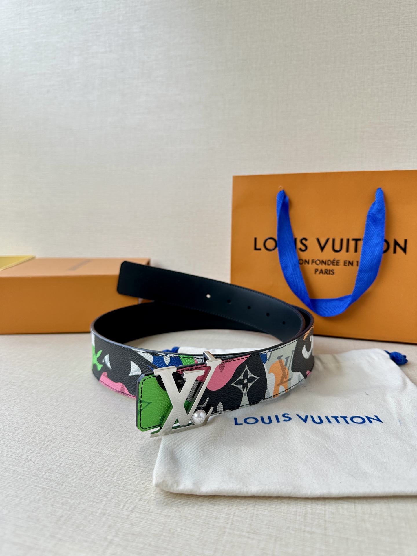 LV Initials MNG Bandana 双面腰带瞩目焕新经典设计，一面展现 2024秋冬系列的 Monogram Bandana 帆布，另一面采用素净牛皮革，搭配莹泽 LV 字母搭扣 P160