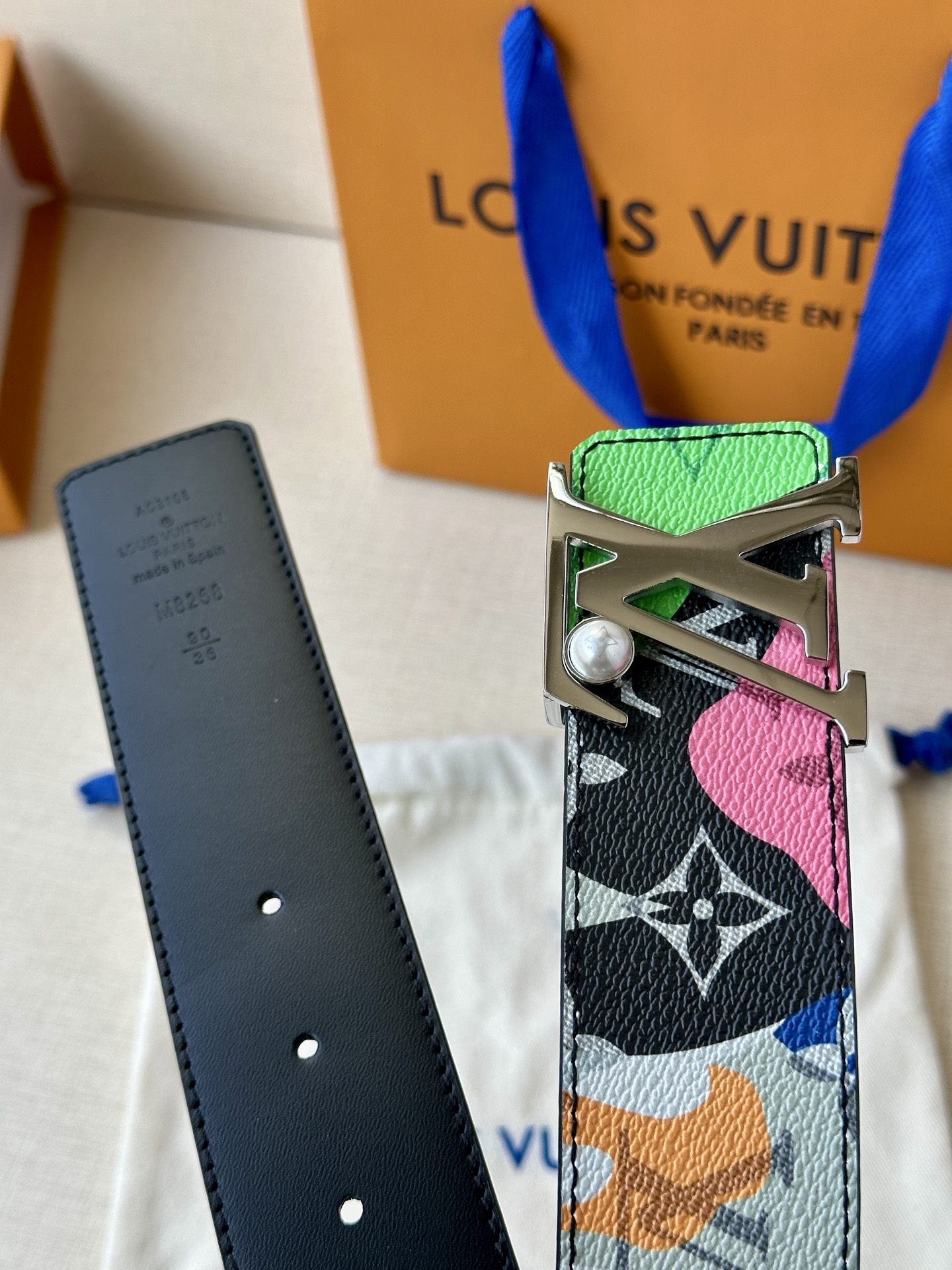 LV Initials MNG Bandana 双面腰带瞩目焕新经典设计，一面展现 2024秋冬系列的 Monogram Bandana 帆布，另一面采用素净牛皮革，搭配莹泽 LV 字母搭扣 P160