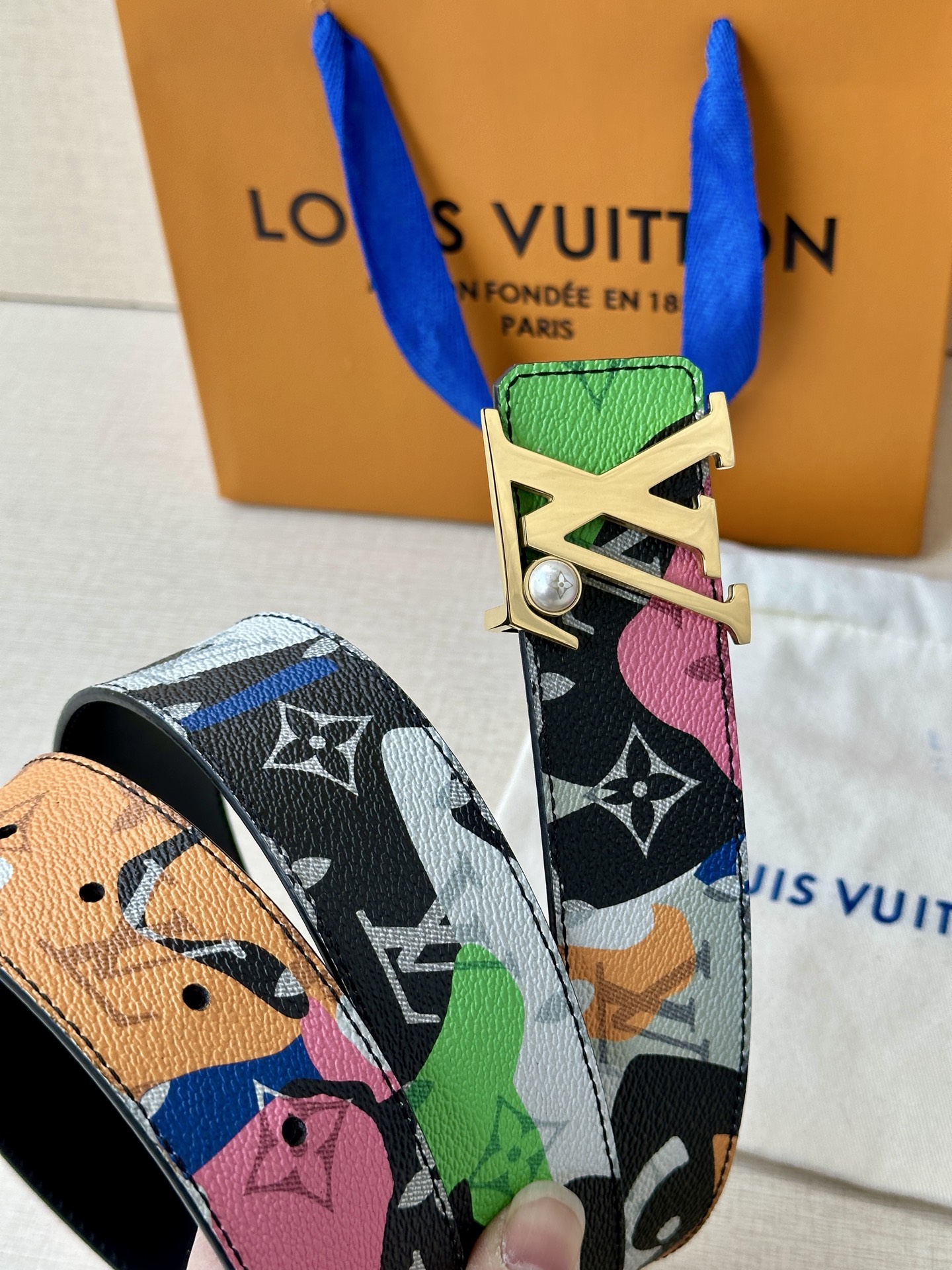 LV Initials MNG Bandana 双面腰带瞩目焕新经典设计，一面展现 2024秋冬系列的 Monogram Bandana 帆布，另一面采用素净牛皮革，搭配莹泽 LV 字母搭扣 P160