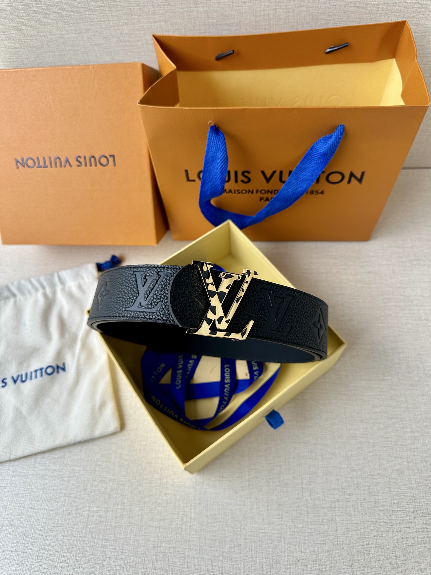  本款 Damier LV 40 毫米双面腰带做工精良，风格经典。深色牛皮革皮带与 LV 字母搭扣优雅相