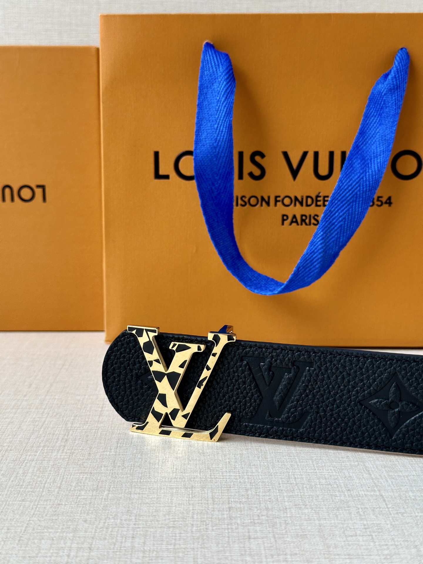  本款 Damier LV 40 毫米双面腰带做工精良，风格经典。深色牛皮革皮带与 LV 字母搭扣优雅相