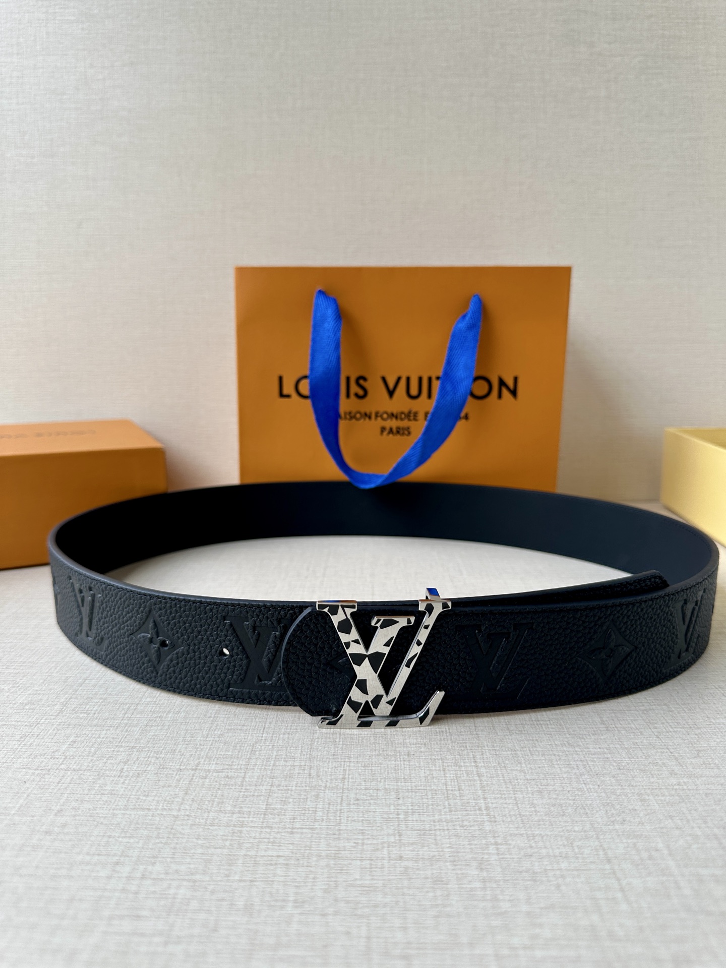  本款 Damier LV 40 毫米双面腰带做工精良，风格经典。深色牛皮革皮带与 LV 字母搭扣优雅相