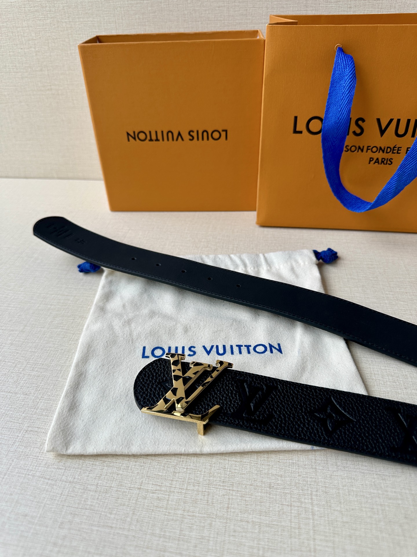  本款 Damier LV 40 毫米双面腰带做工精良，风格经典。深色牛皮革皮带与 LV 字母搭扣优雅相