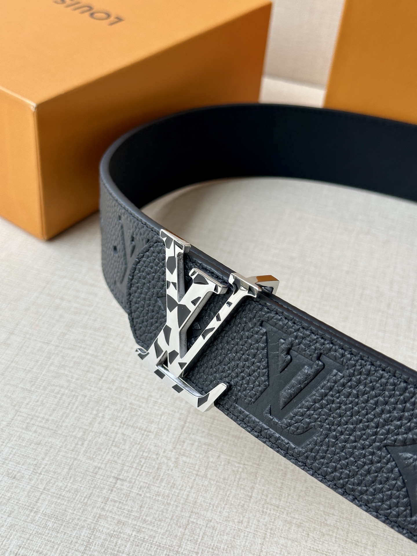  本款 Damier LV 40 毫米双面腰带做工精良，风格经典。深色牛皮革皮带与 LV 字母搭扣优雅相
