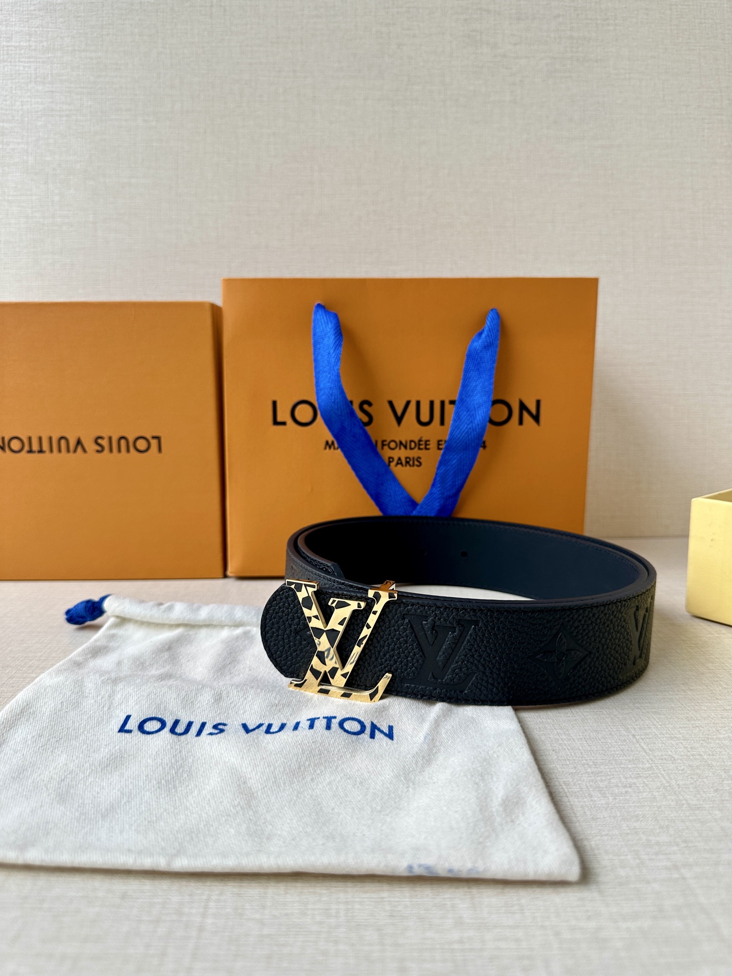  本款 Damier LV 40 毫米双面腰带做工精良，风格经典。深色牛皮革皮带与 LV 字母搭扣优雅相