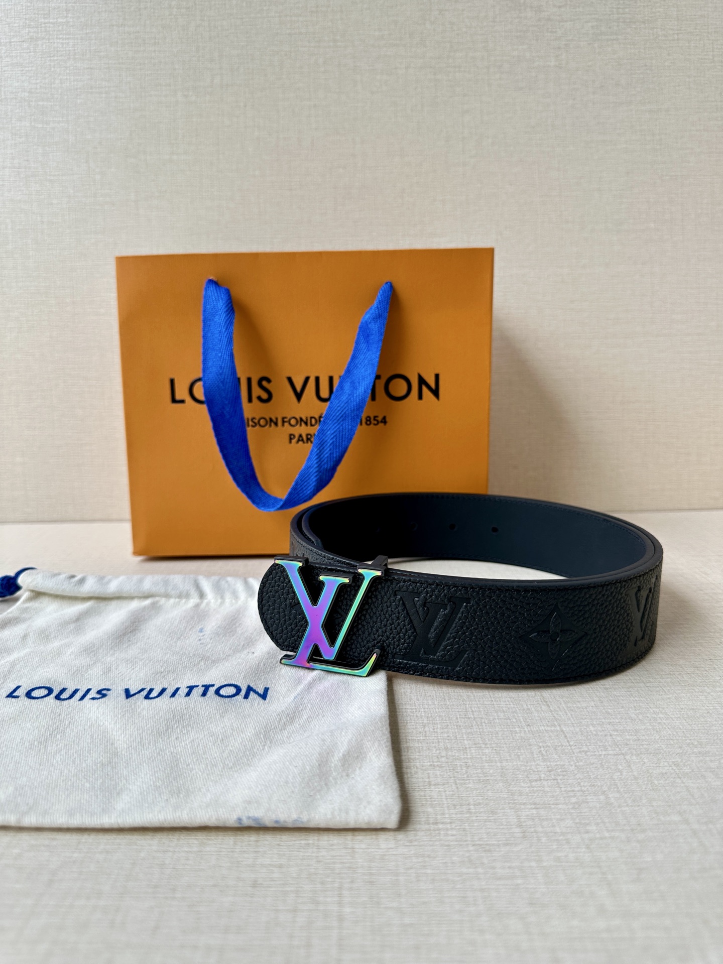  本款 Damier LV 40 毫米双面腰带做工精良，风格经典。深色牛皮革皮带与 LV 字母搭扣优雅相