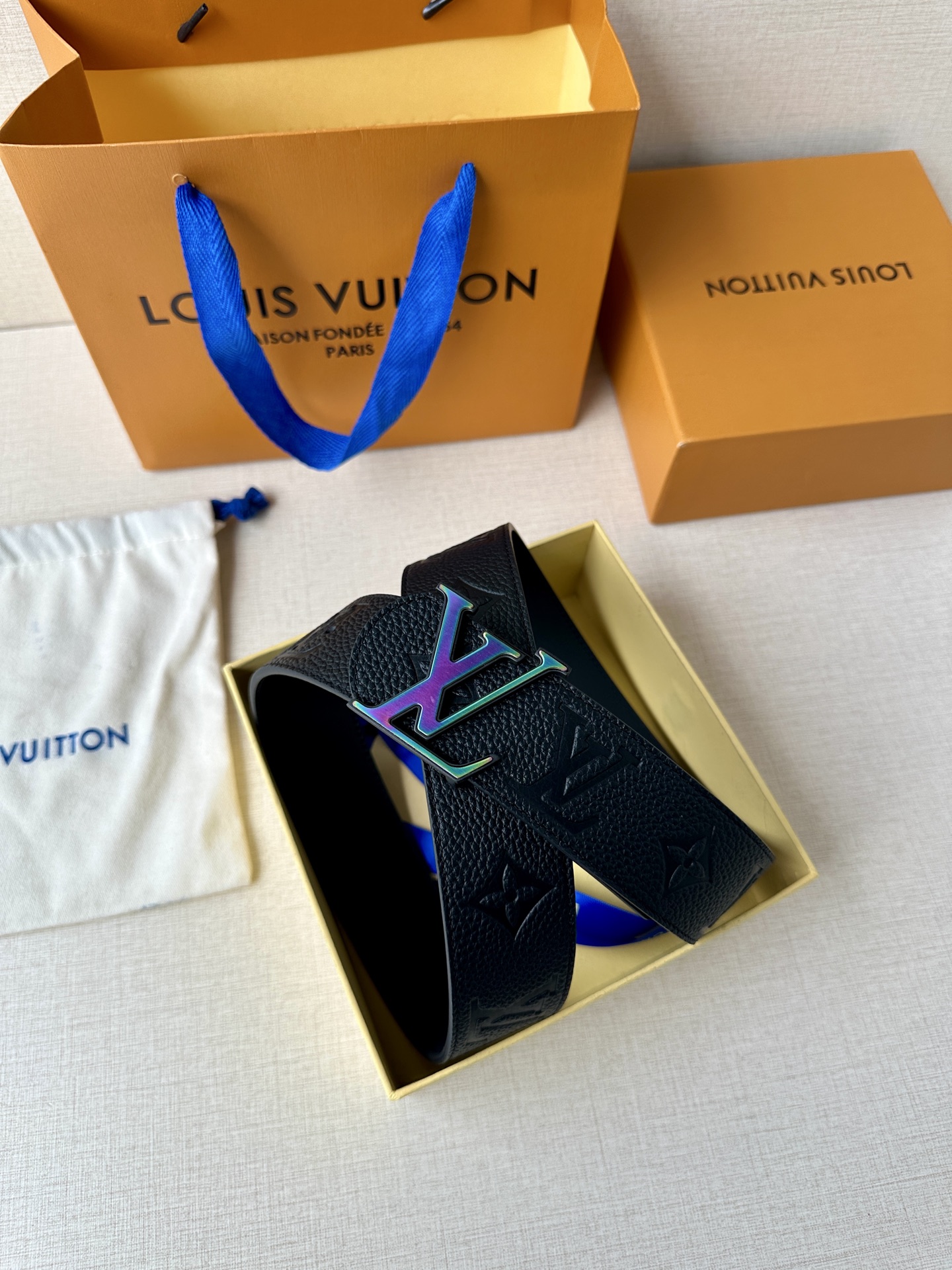  本款 Damier LV 40 毫米双面腰带做工精良，风格经典。深色牛皮革皮带与 LV 字母搭扣优雅相