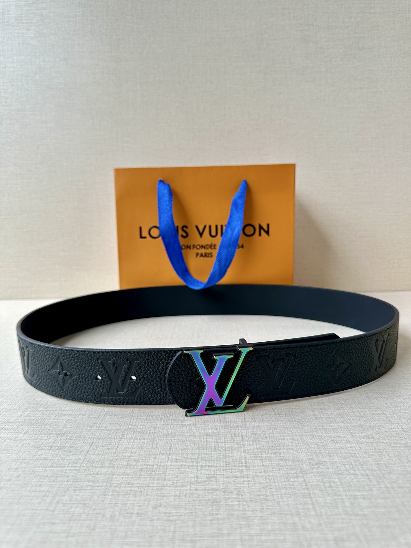  本款 Damier LV 40 毫米双面腰带做工精良，风格经典。深色牛皮革皮带与 LV 字母搭扣优雅相