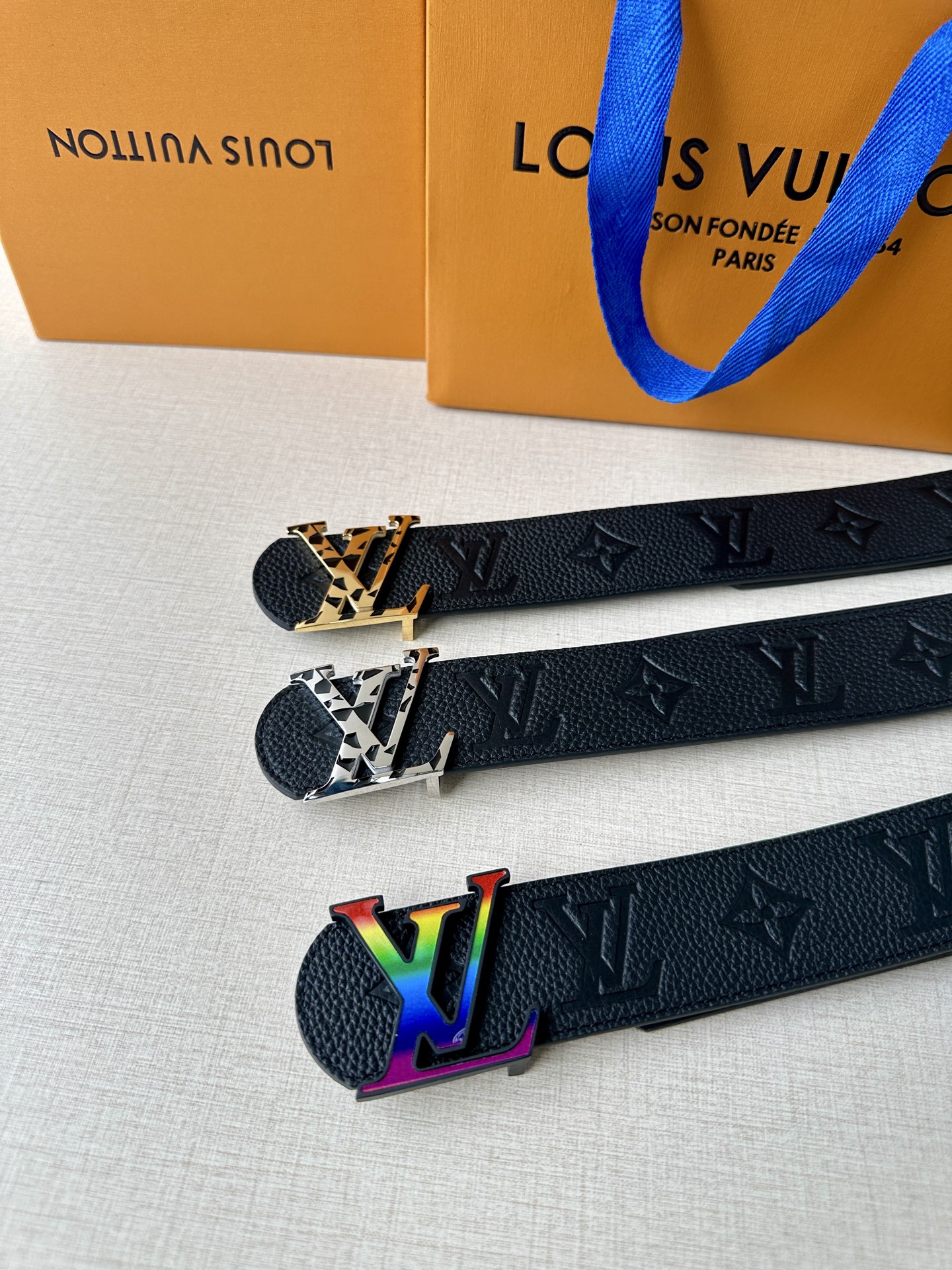  本款 Damier LV 40 毫米双面腰带做工精良，风格经典。深色牛皮革皮带与 LV 字母搭扣优雅相
