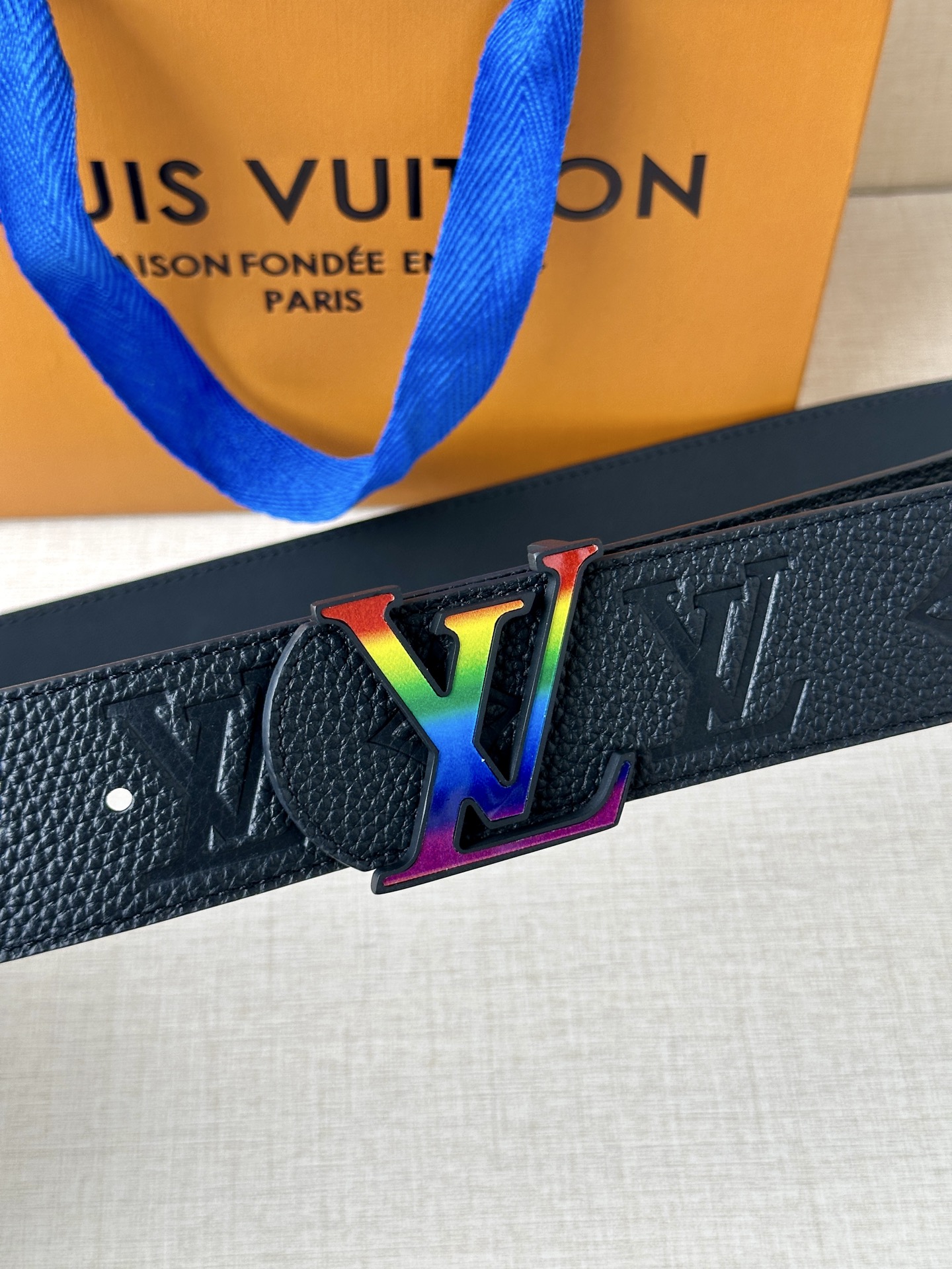  本款 Damier LV 40 毫米双面腰带做工精良，风格经典。深色牛皮革皮带与 LV 字母搭扣优雅相