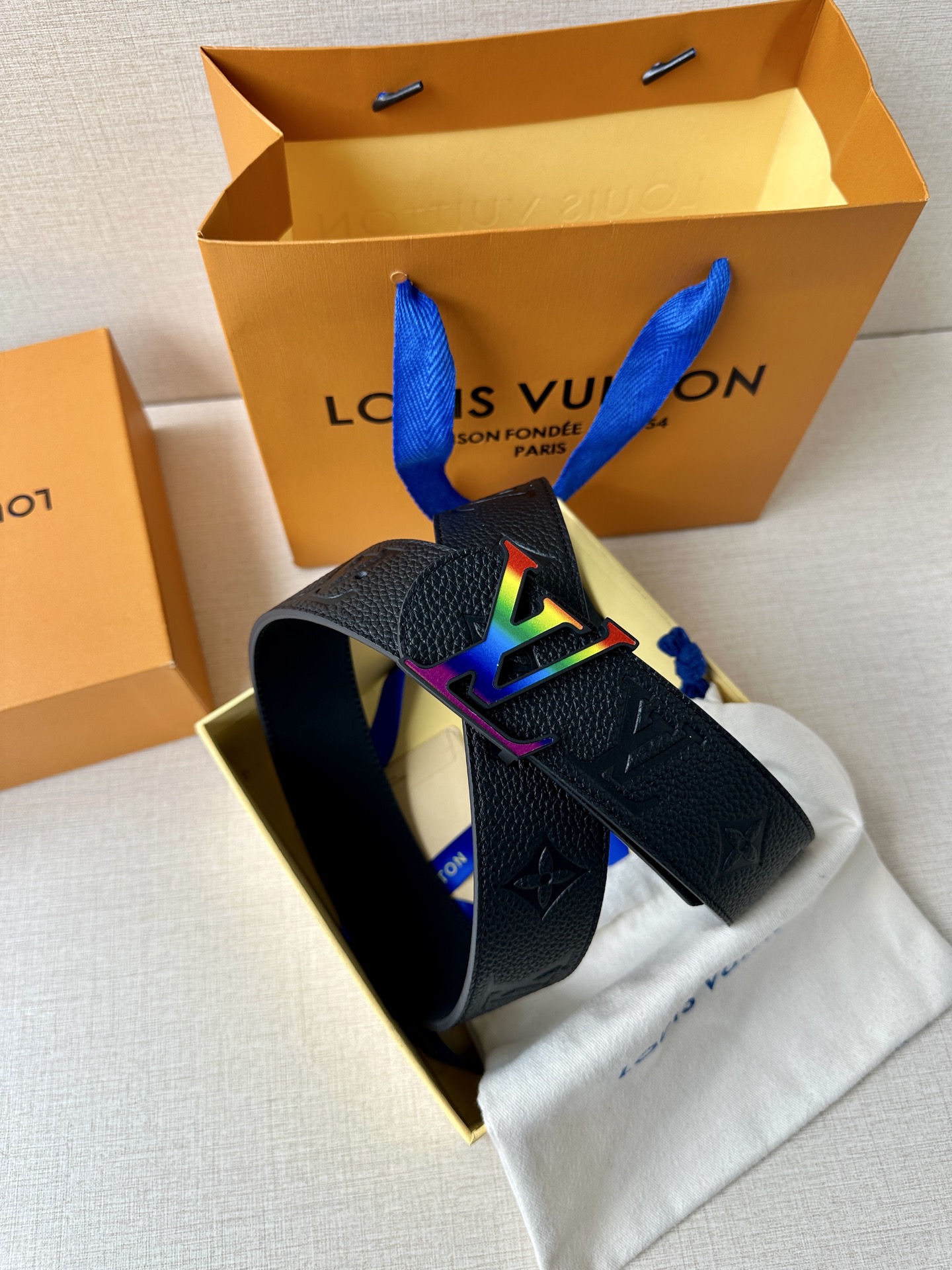  本款 Damier LV 40 毫米双面腰带做工精良，风格经典。深色牛皮革皮带与 LV 字母搭扣优雅相