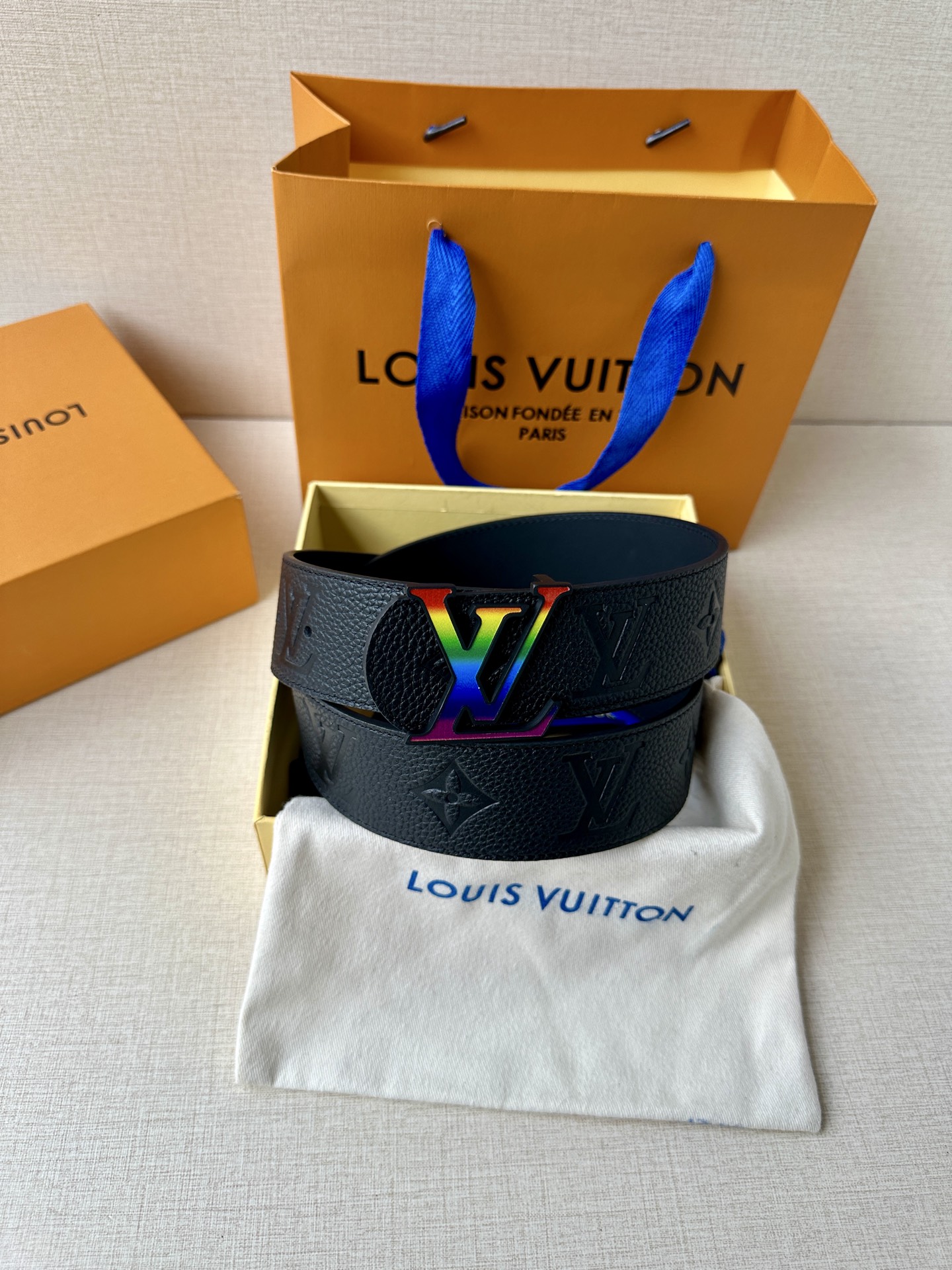  本款 Damier LV 40 毫米双面腰带做工精良，风格经典。深色牛皮革皮带与 LV 字母搭扣优雅相