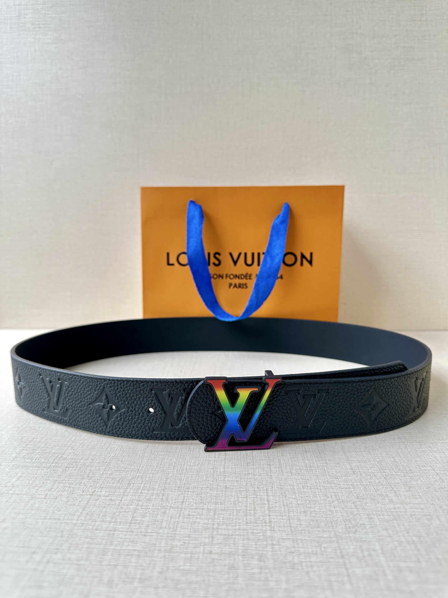  本款 Damier LV 40 毫米双面腰带做工精良，风格经典。深色牛皮革皮带与 LV 字母搭扣优雅相