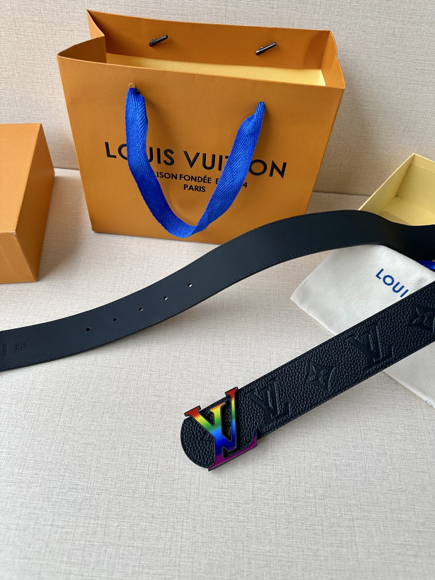  本款 Damier LV 40 毫米双面腰带做工精良，风格经典。深色牛皮革皮带与 LV 字母搭扣优雅相