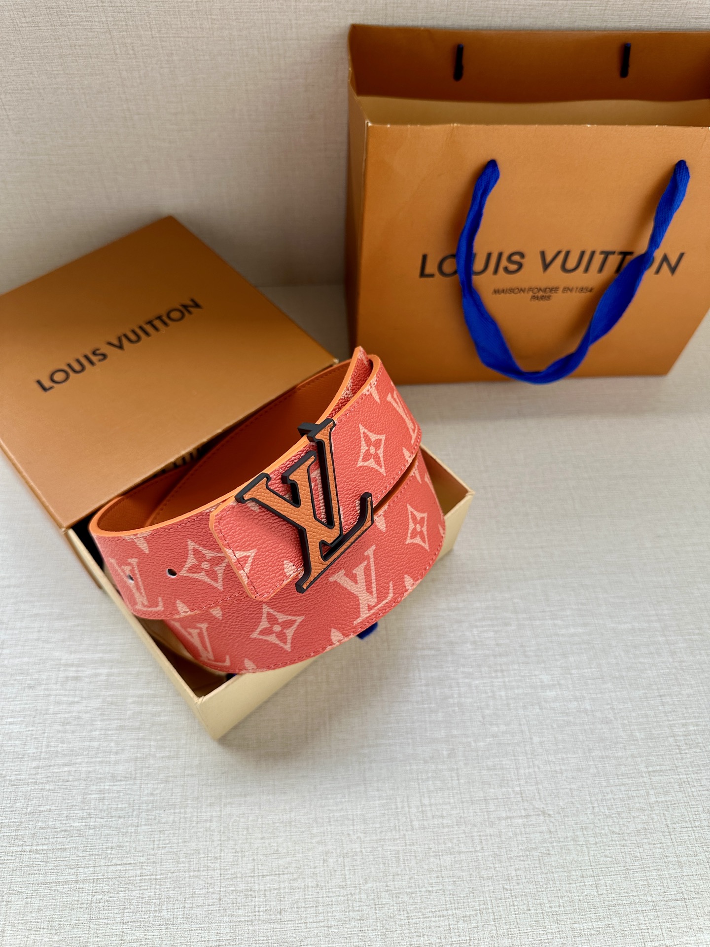  LV Initiales 4.0宽双面腰带是 2025年春夏男装系列的配饰。Taïga 皮革触感柔软，