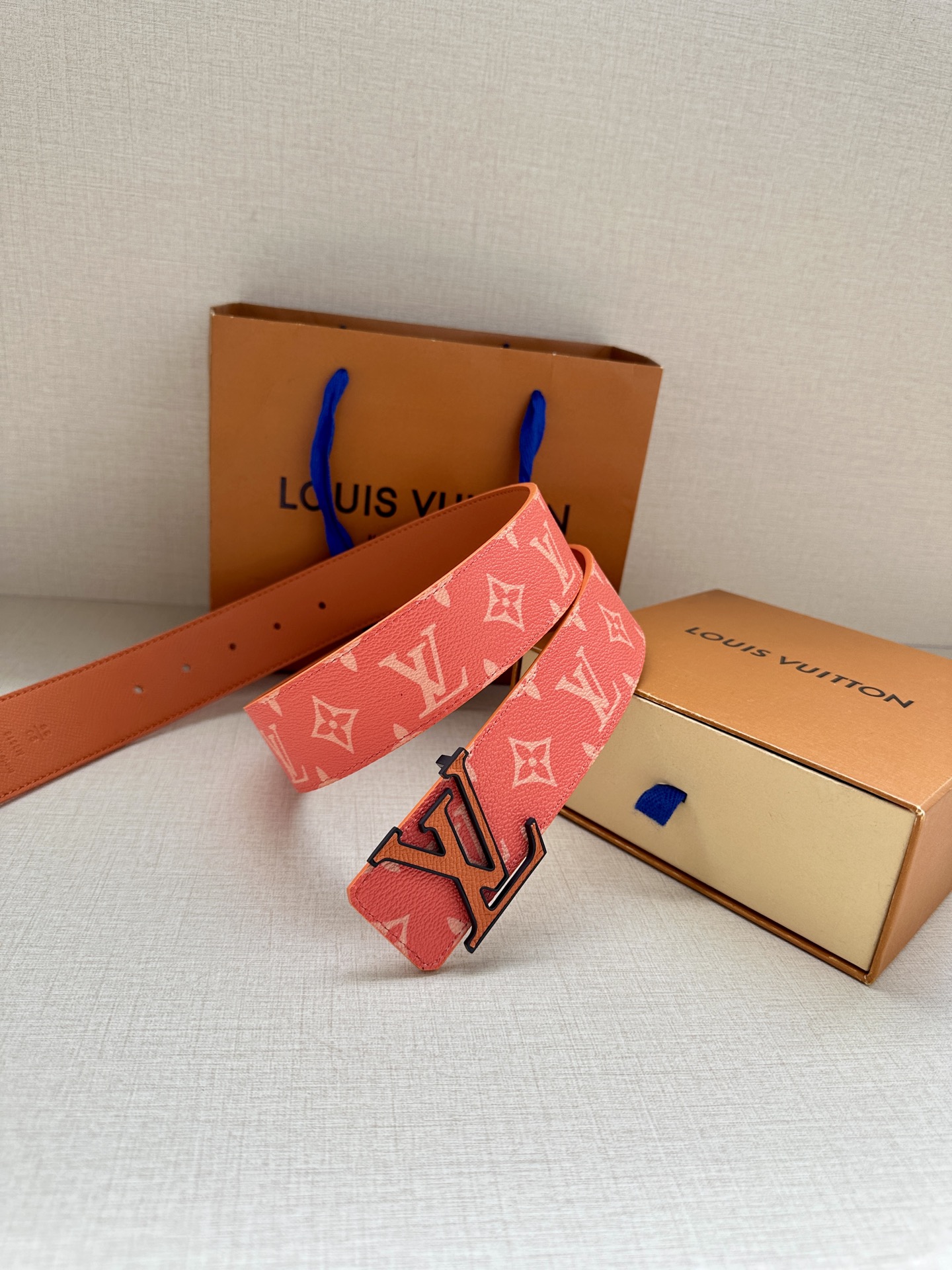  LV Initiales 4.0宽双面腰带是 2025年春夏男装系列的配饰。Taïga 皮革触感柔软，
