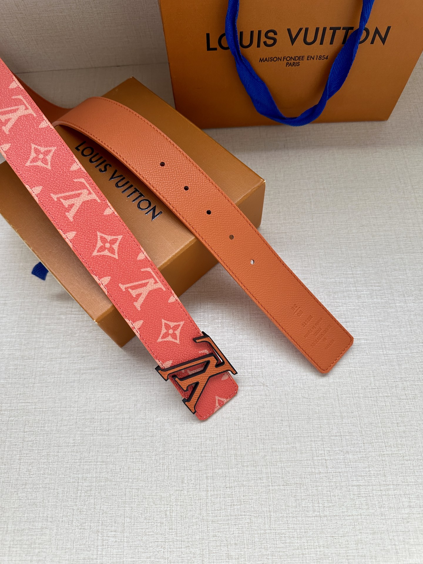  LV Initiales 4.0宽双面腰带是 2025年春夏男装系列的配饰。Taïga 皮革触感柔软，