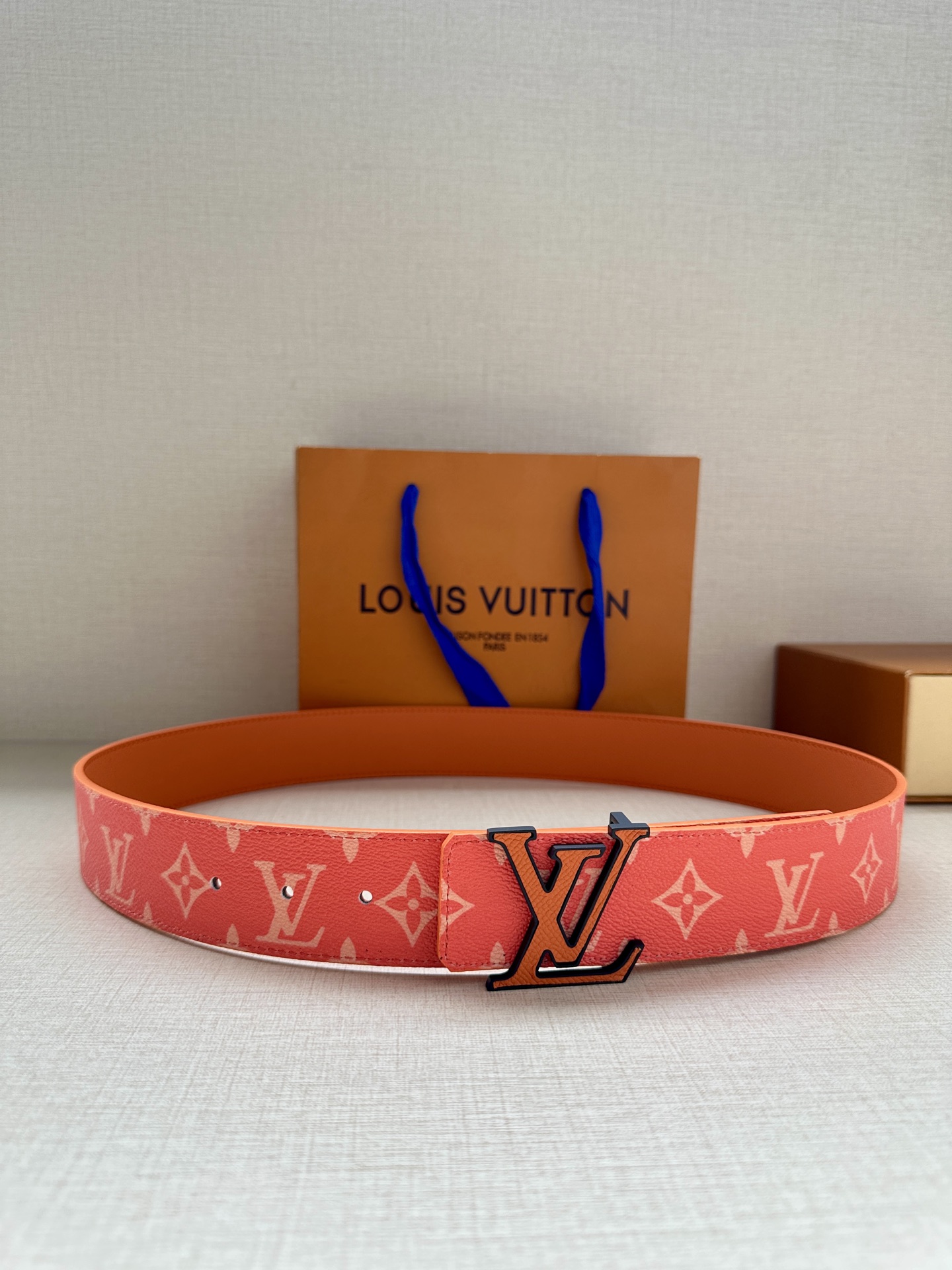  LV Initiales 4.0宽双面腰带是 2025年春夏男装系列的配饰。Taïga 皮革触感柔软，