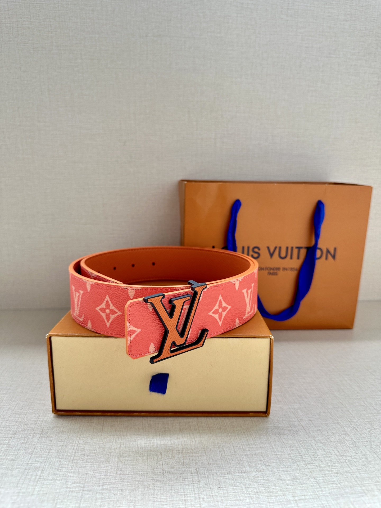  LV Initiales 4.0宽双面腰带是 2025年春夏男装系列的配饰。Taïga 皮革触感柔软，