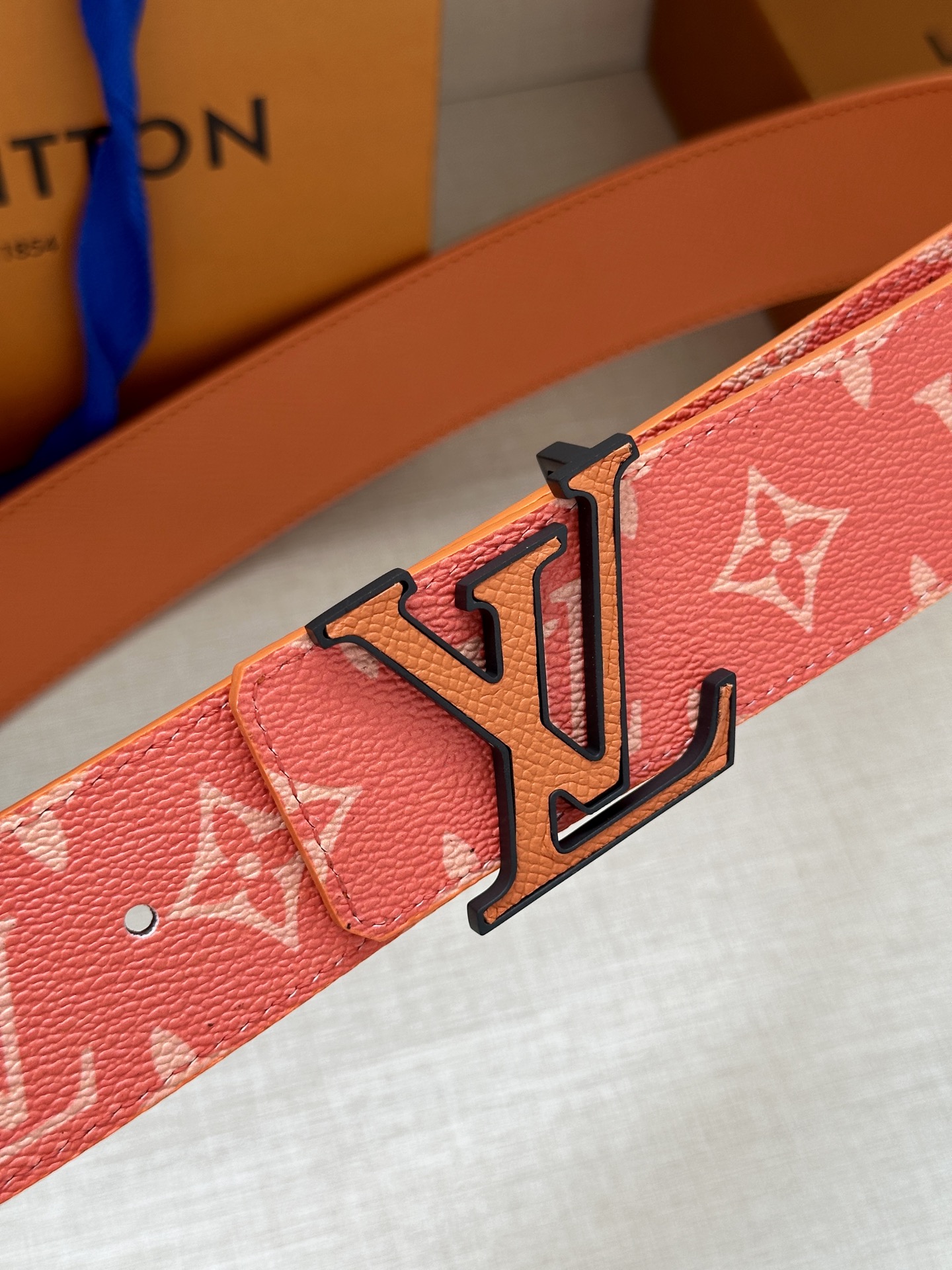  LV Initiales 4.0宽双面腰带是 2025年春夏男装系列的配饰。Taïga 皮革触感柔软，