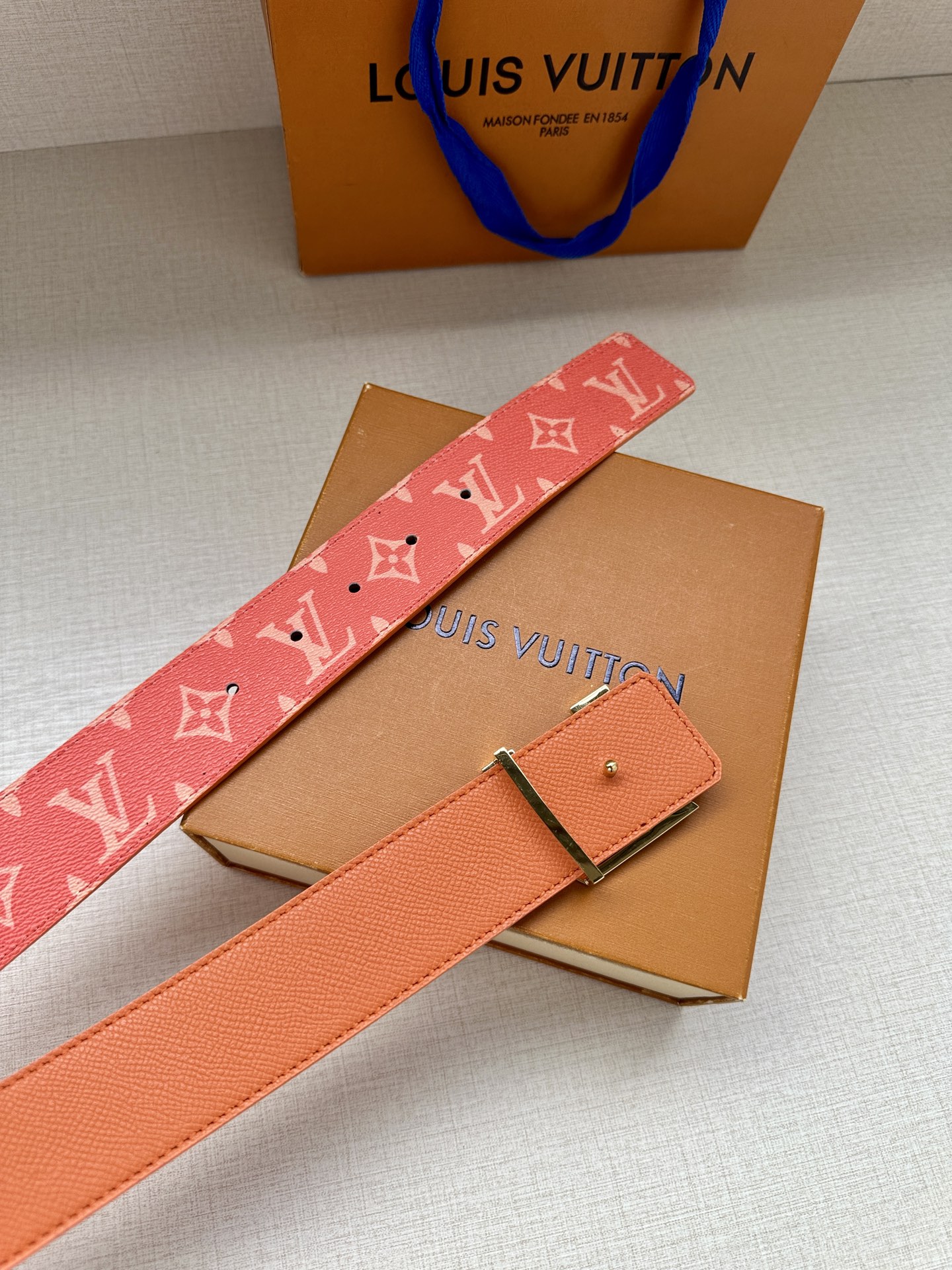  LV Initiales 4.0宽双面腰带是 2025年春夏男装系列的配饰。Taïga 皮革触感柔软，
